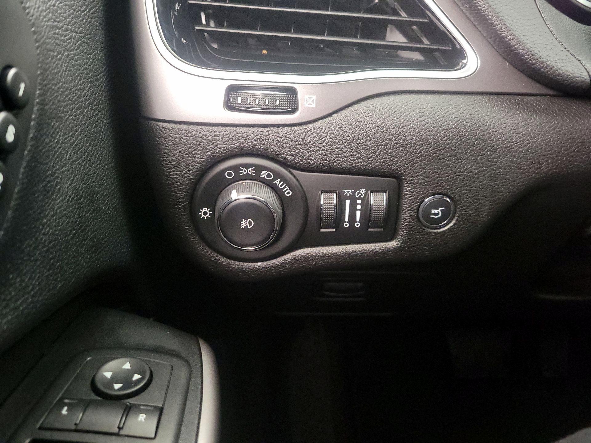 Thumbnail: 2019 Jeep Cherokee - 13