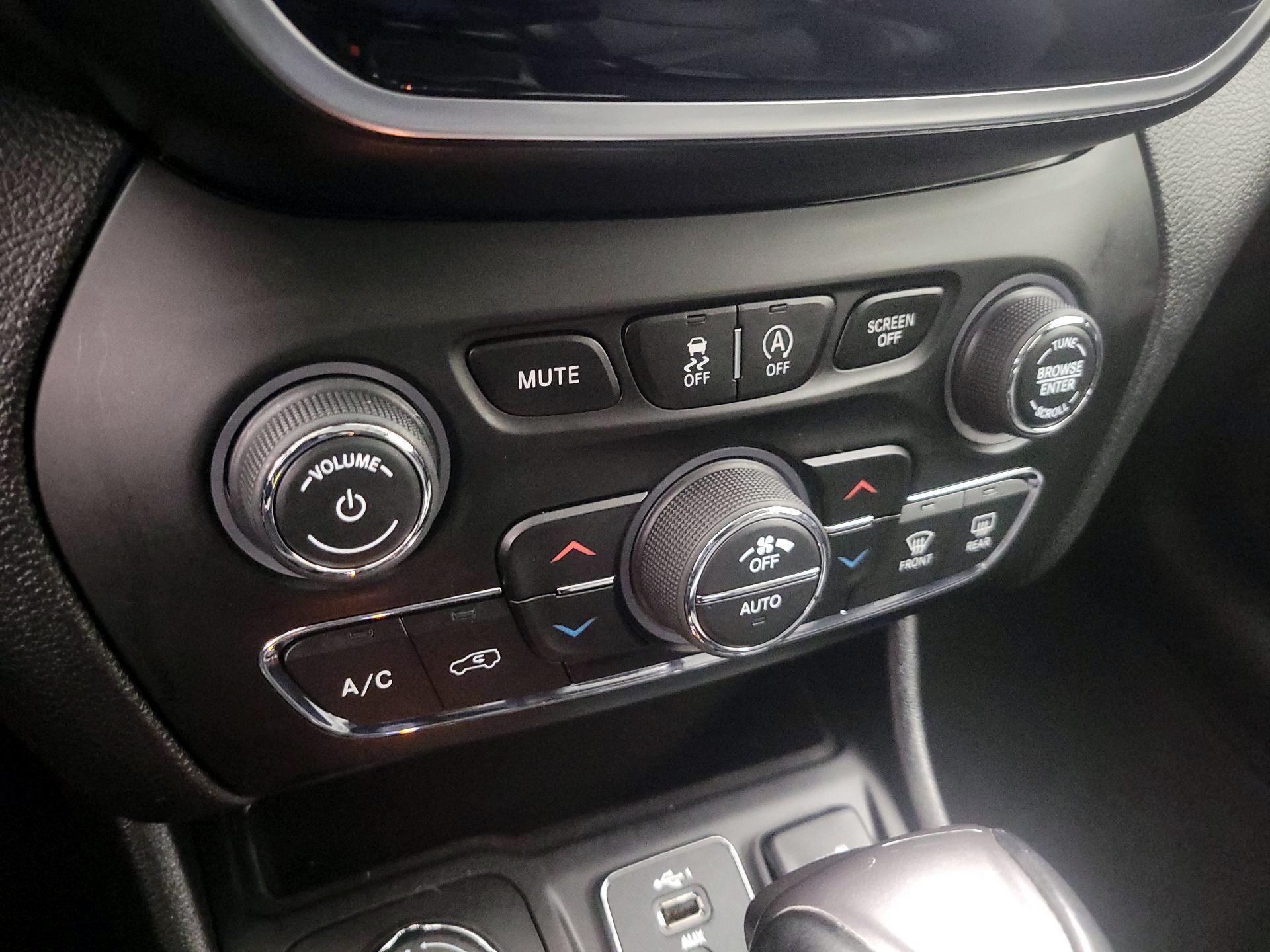 Thumbnail: 2019 Jeep Cherokee - 17