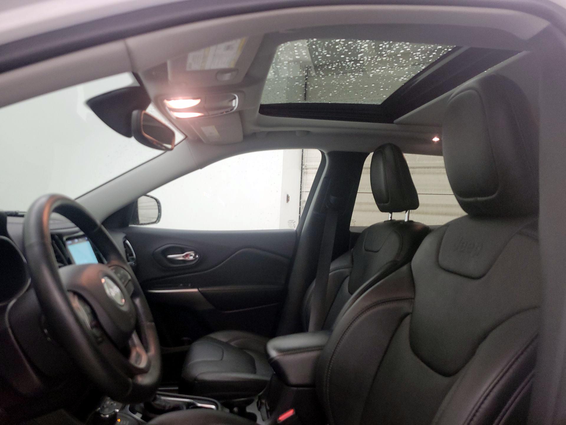 Thumbnail: 2019 Jeep Cherokee - 20