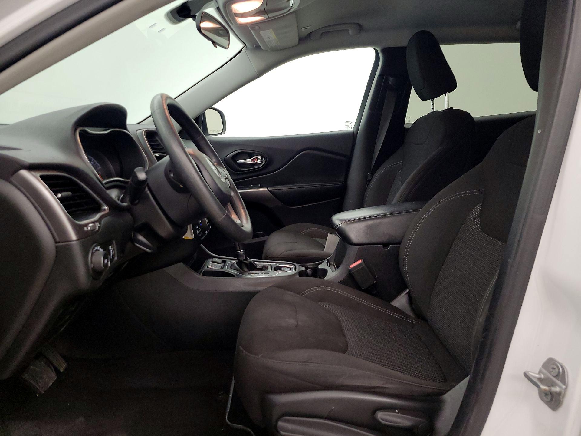 Thumbnail: 2019 Jeep Cherokee - 11