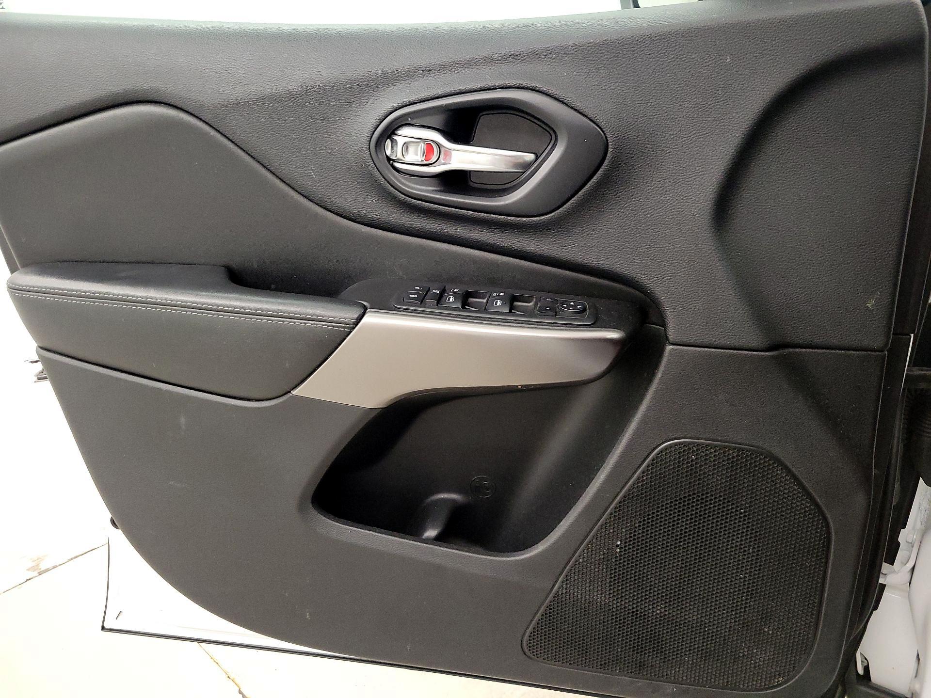 Thumbnail: 2019 Jeep Cherokee - 12