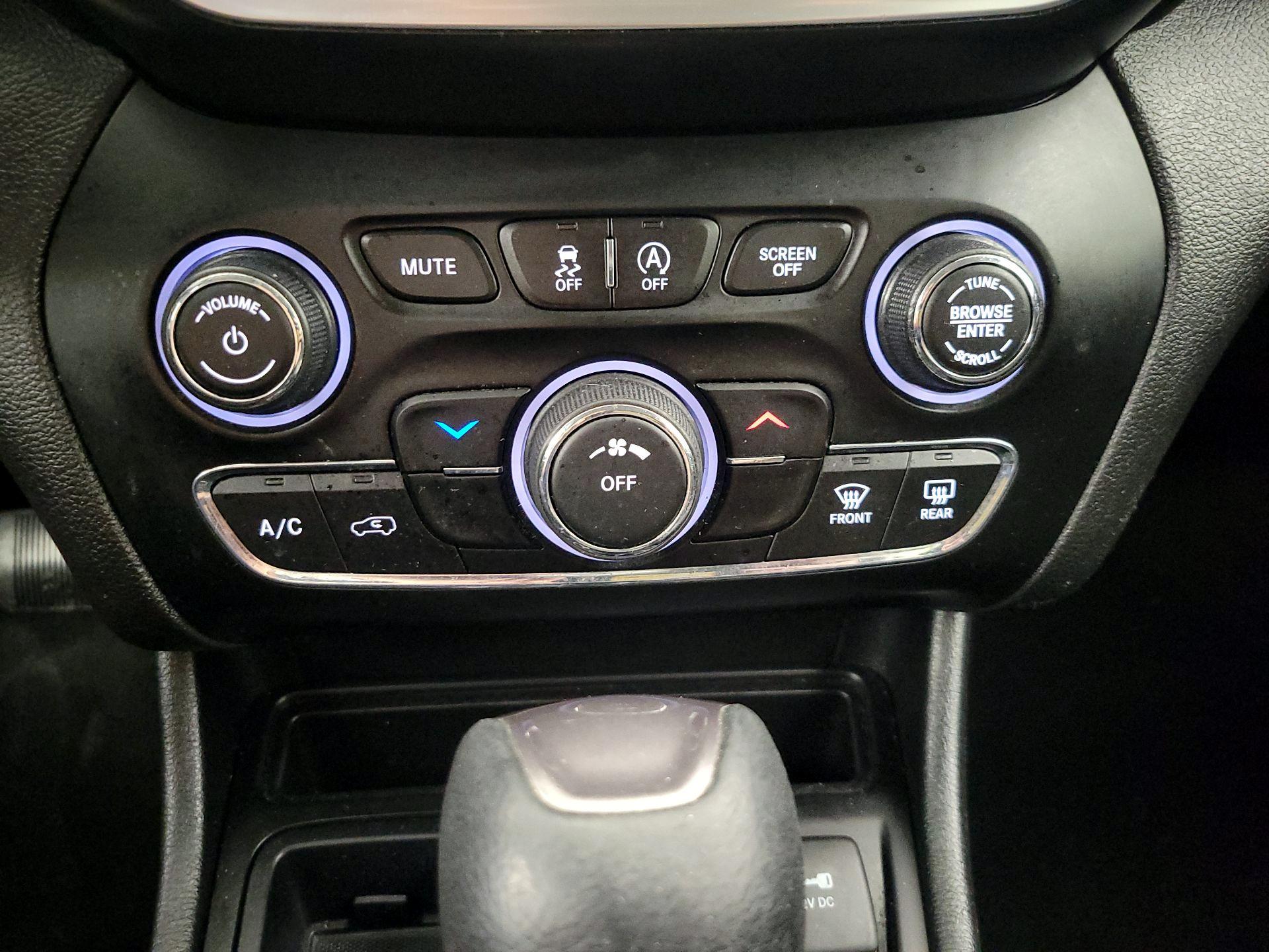 Thumbnail: 2019 Jeep Cherokee - 16