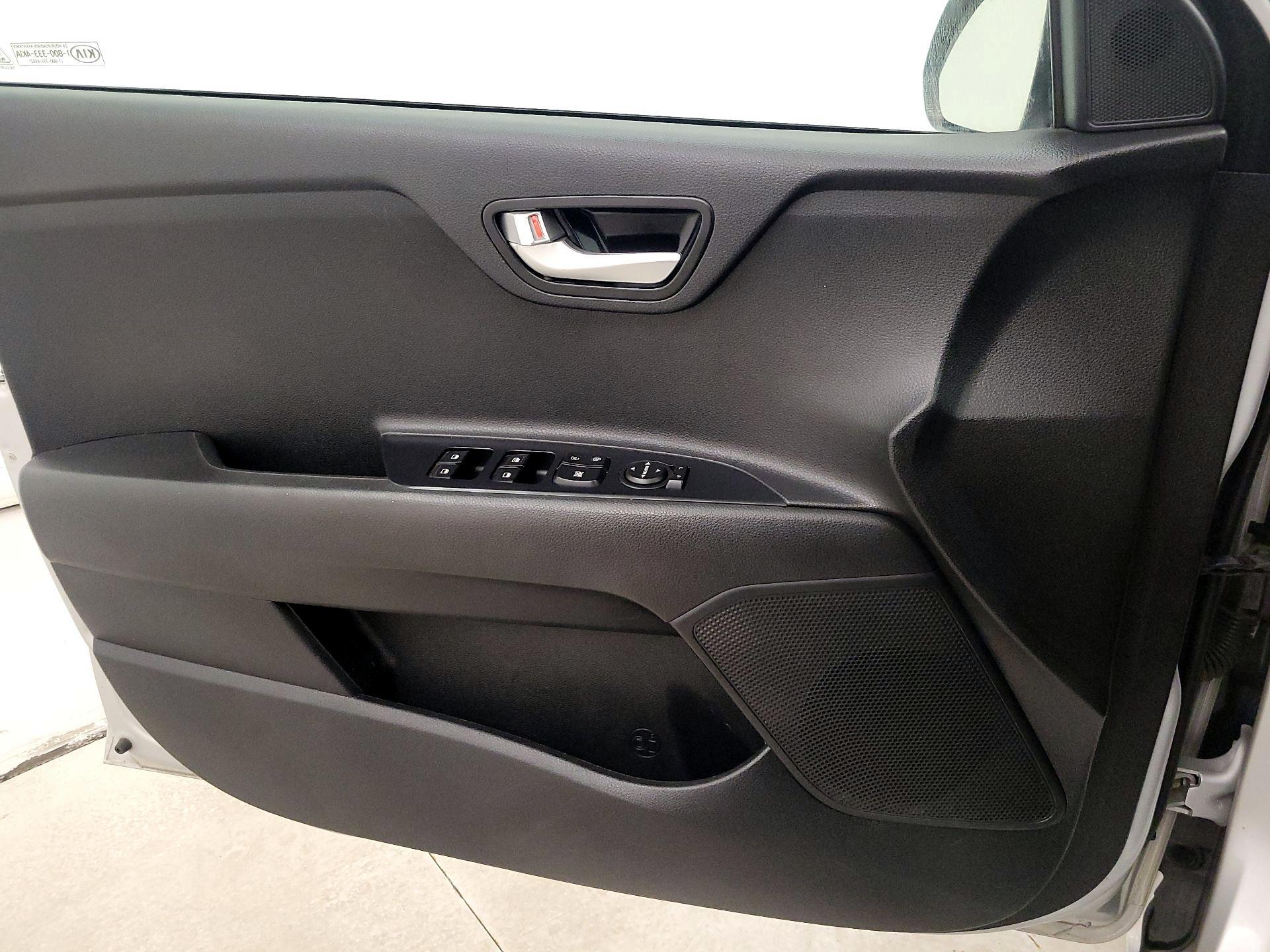 Thumbnail: 2019 Kia Rio - 12