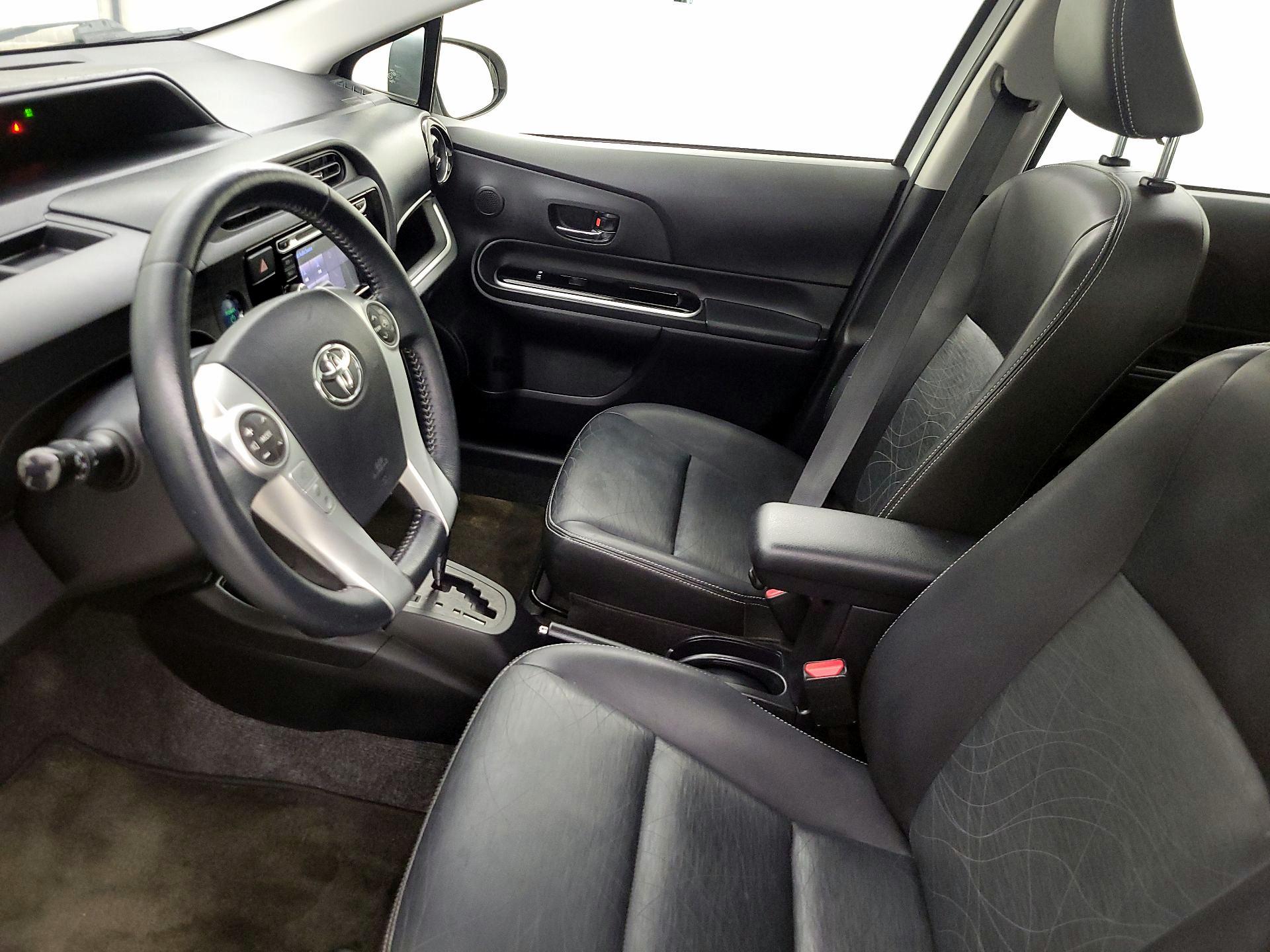 Thumbnail: 2015 Toyota Prius c - 11