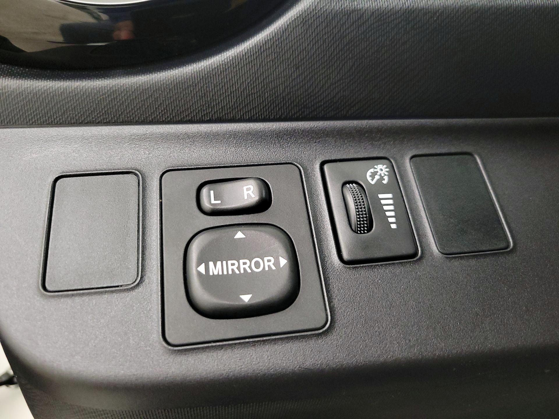 Thumbnail: 2015 Toyota Prius c - 13