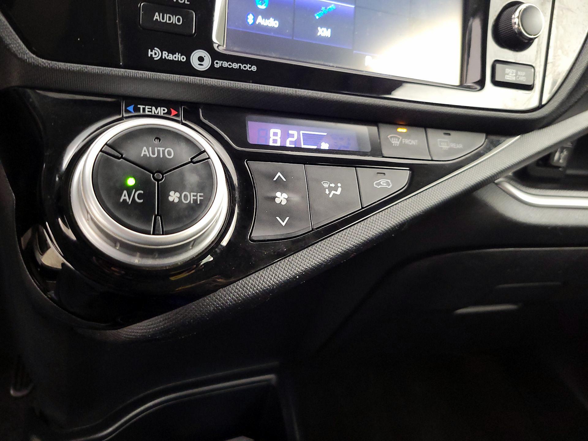 Thumbnail: 2015 Toyota Prius c - 16