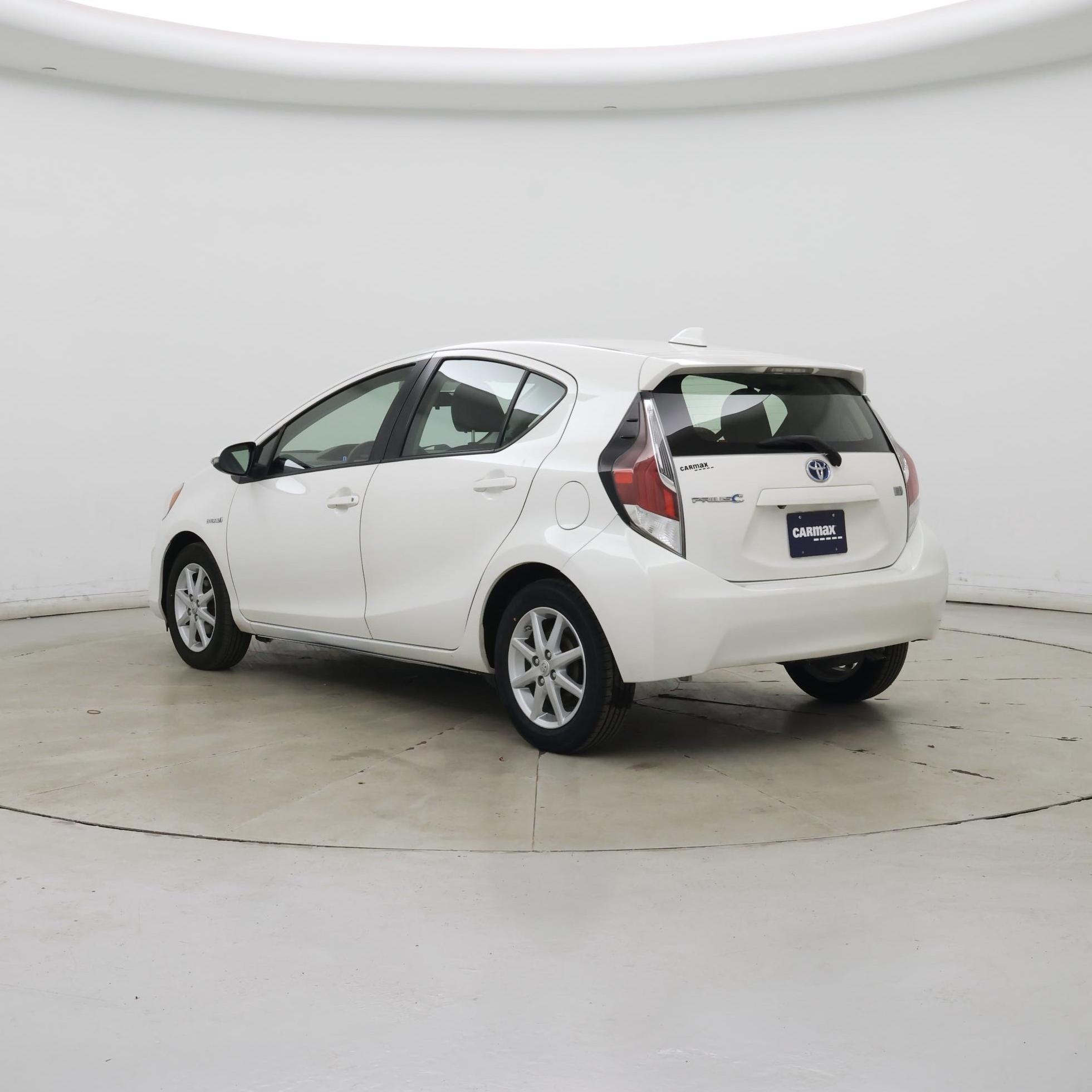 Thumbnail: 2015 Toyota Prius c - 2