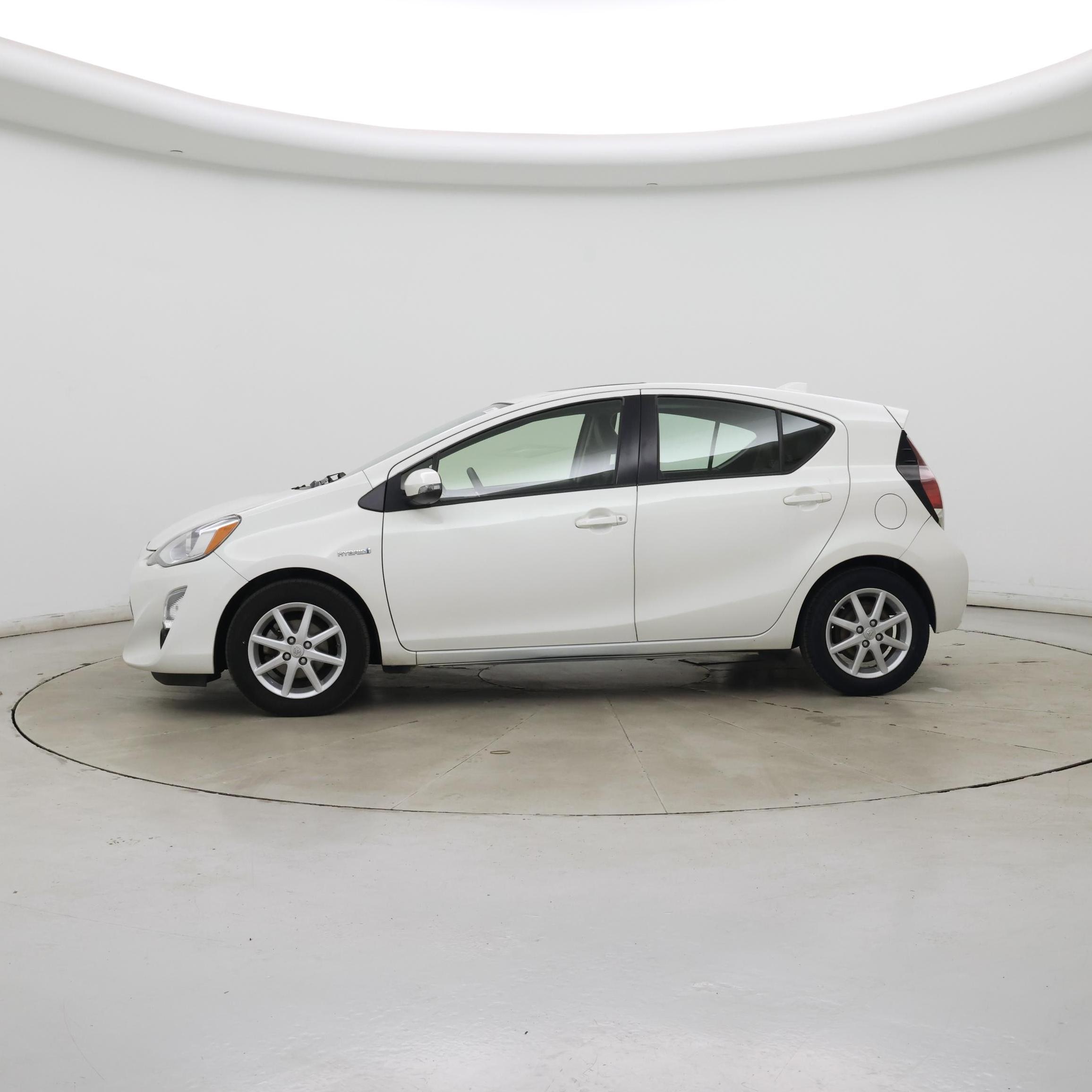 Thumbnail: 2015 Toyota Prius c - 3