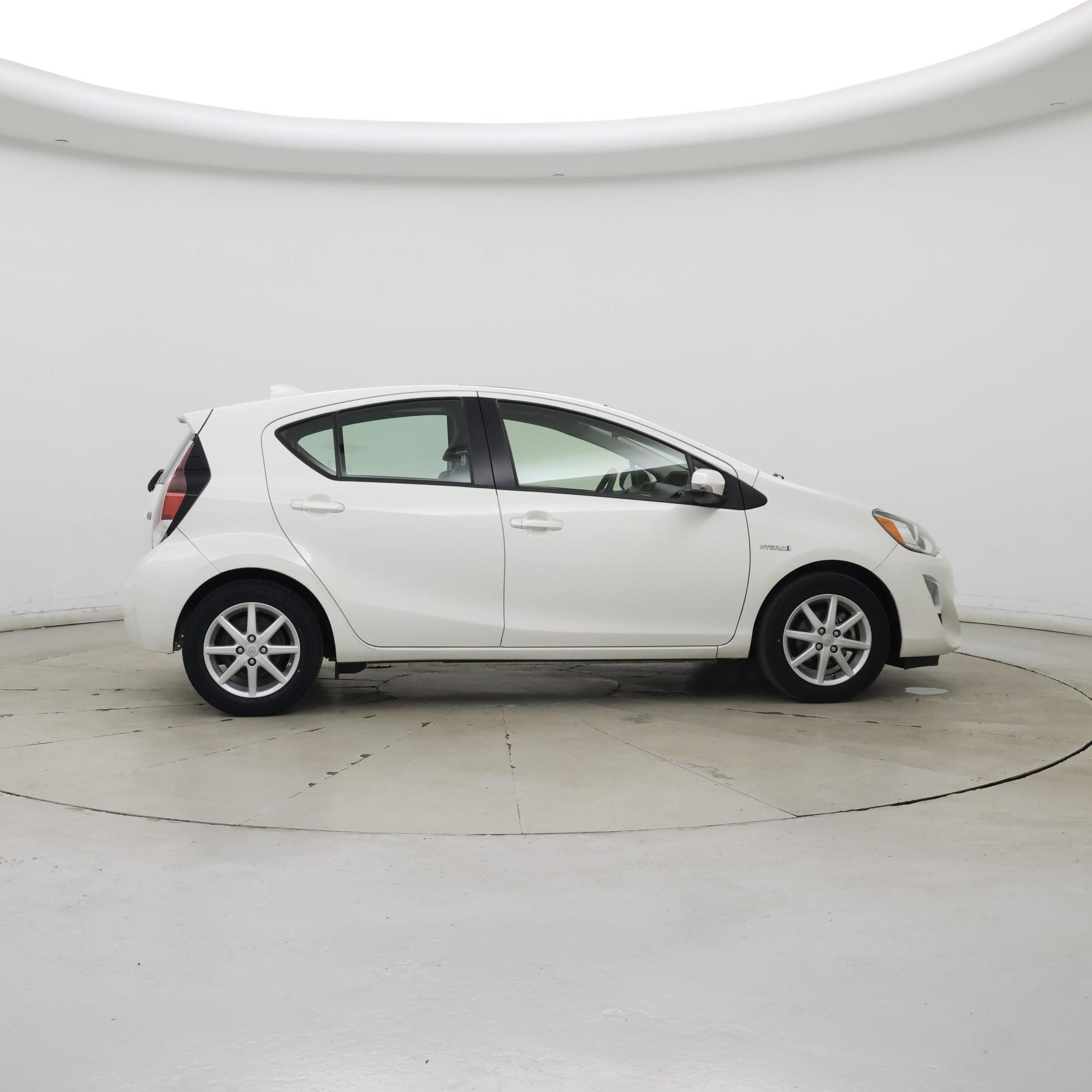 Thumbnail: 2015 Toyota Prius c - 7