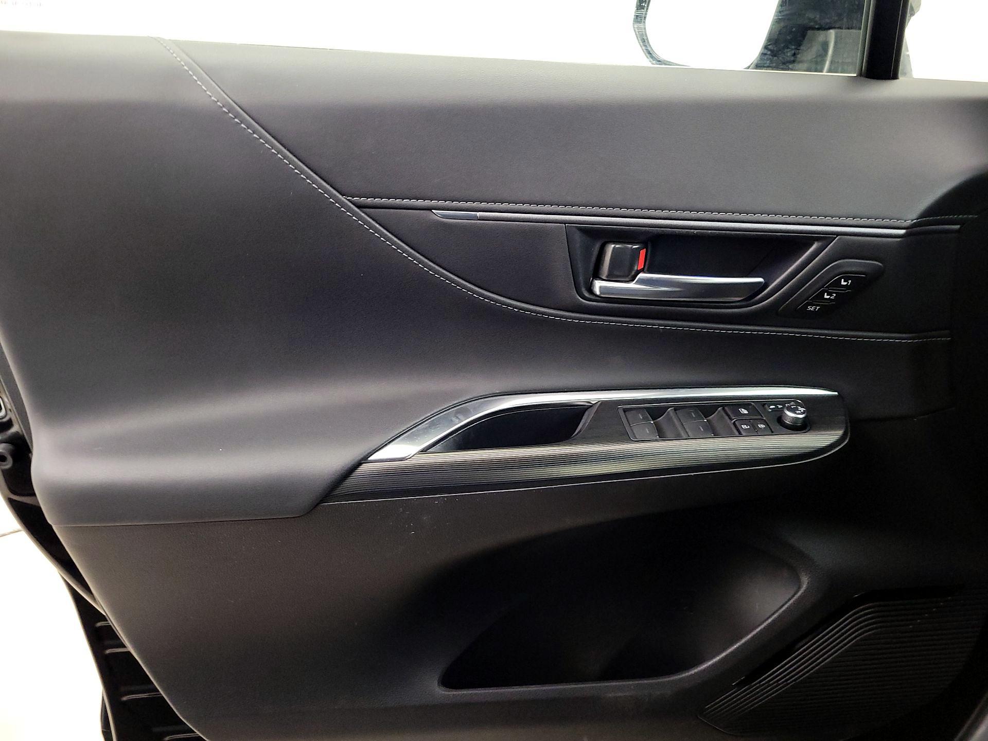 Thumbnail: 2021 Toyota Venza - 12