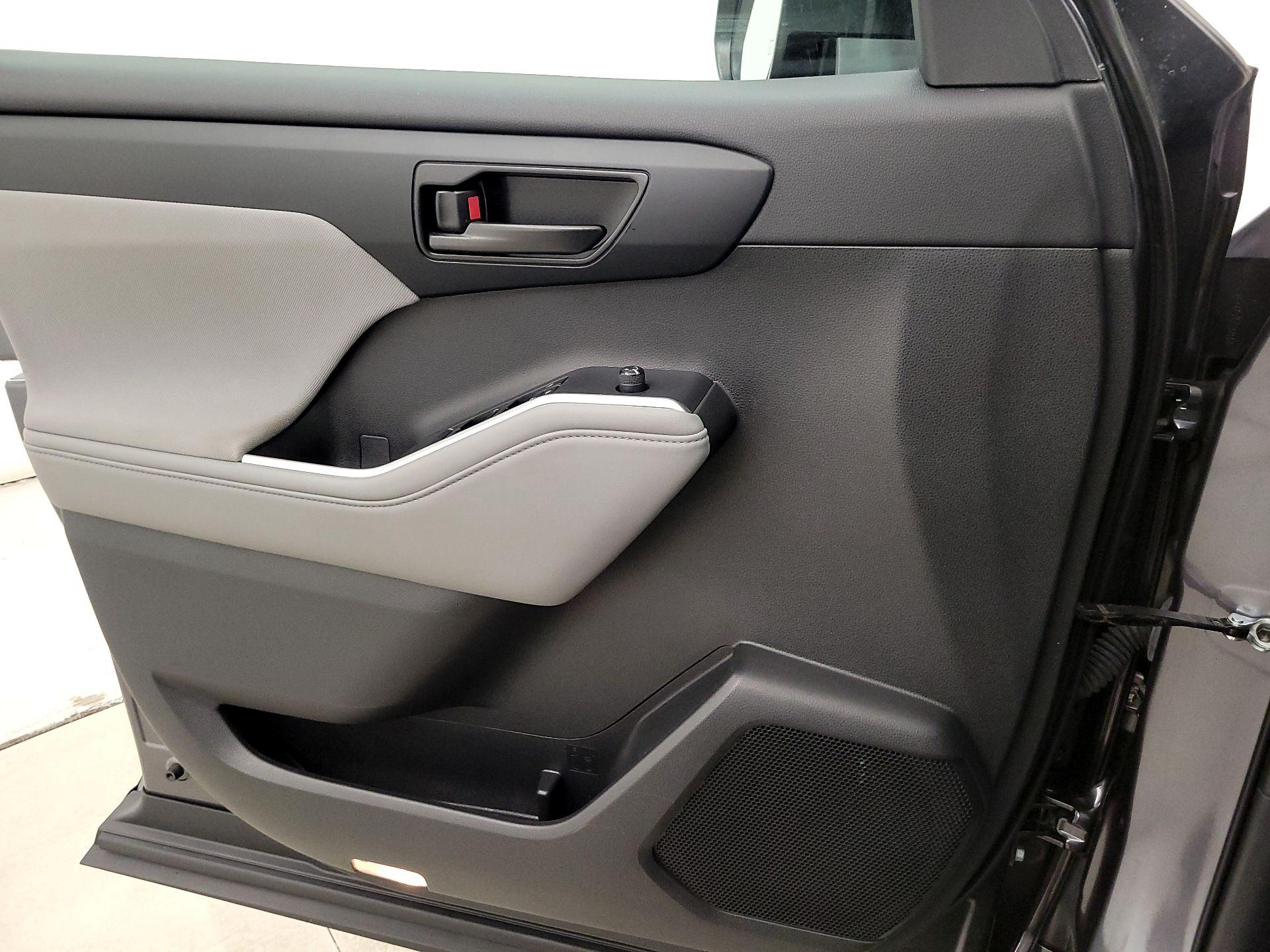 Thumbnail: 2022 Toyota Highlander - 12