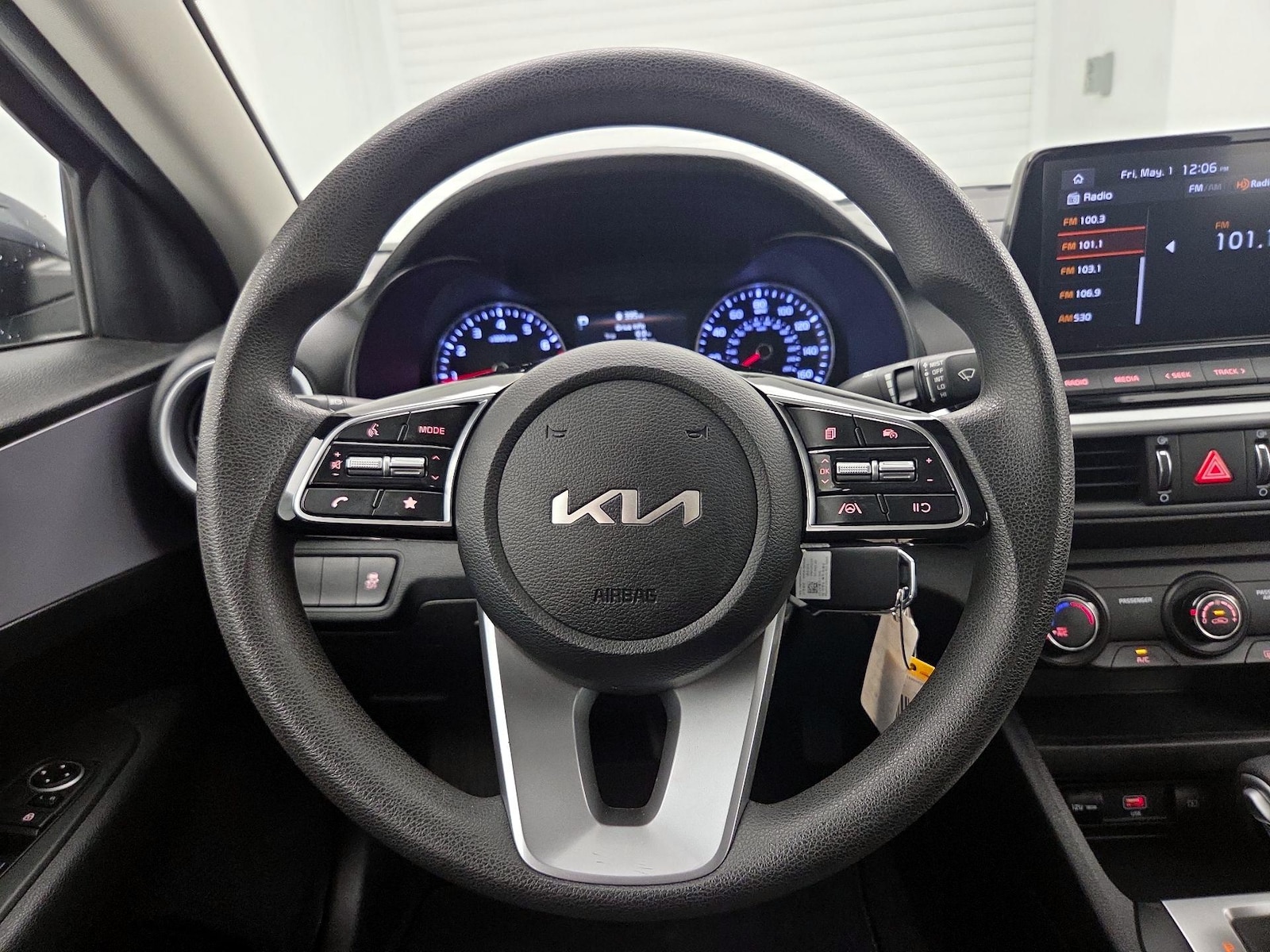 2024 Kia Forte LXS - Photo 11