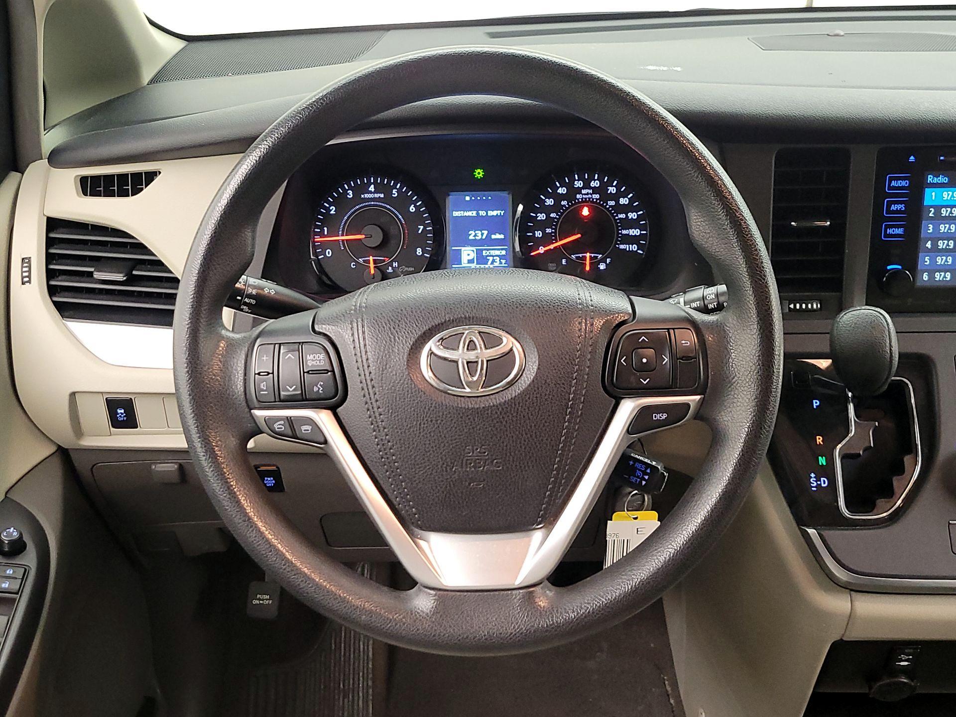 Thumbnail: 2016 Toyota Sienna - 10