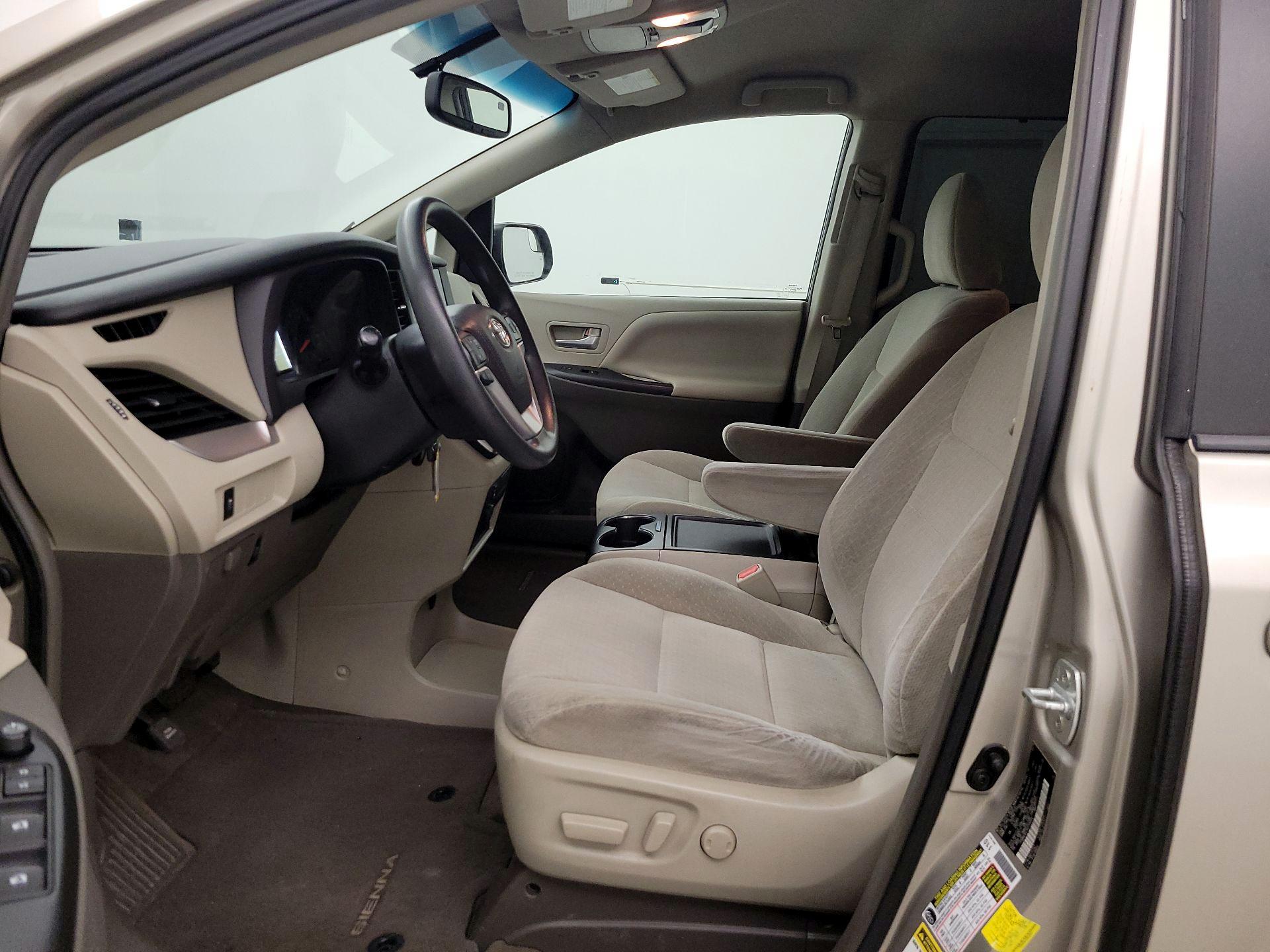 Thumbnail: 2016 Toyota Sienna - 11