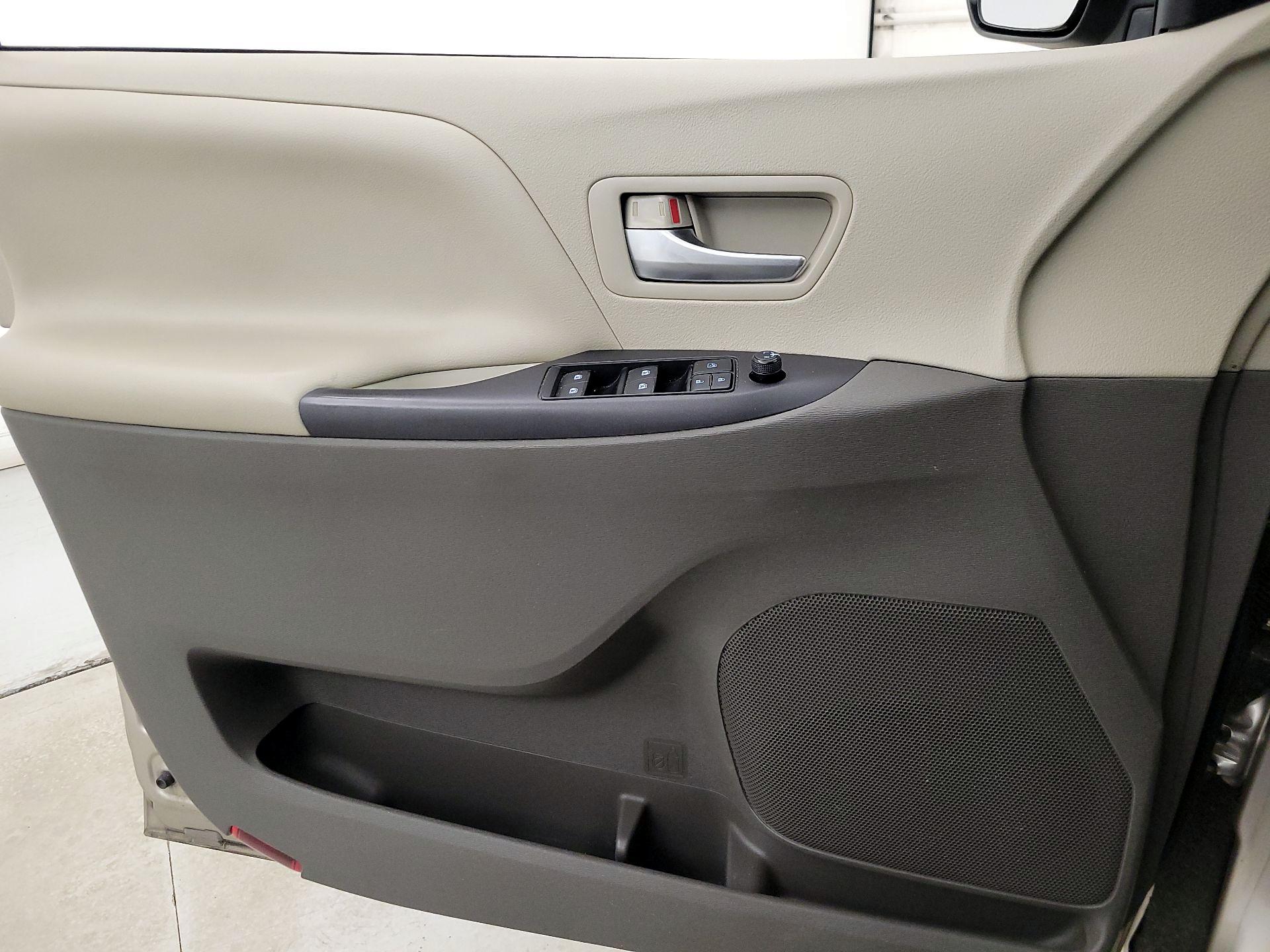 Thumbnail: 2016 Toyota Sienna - 12