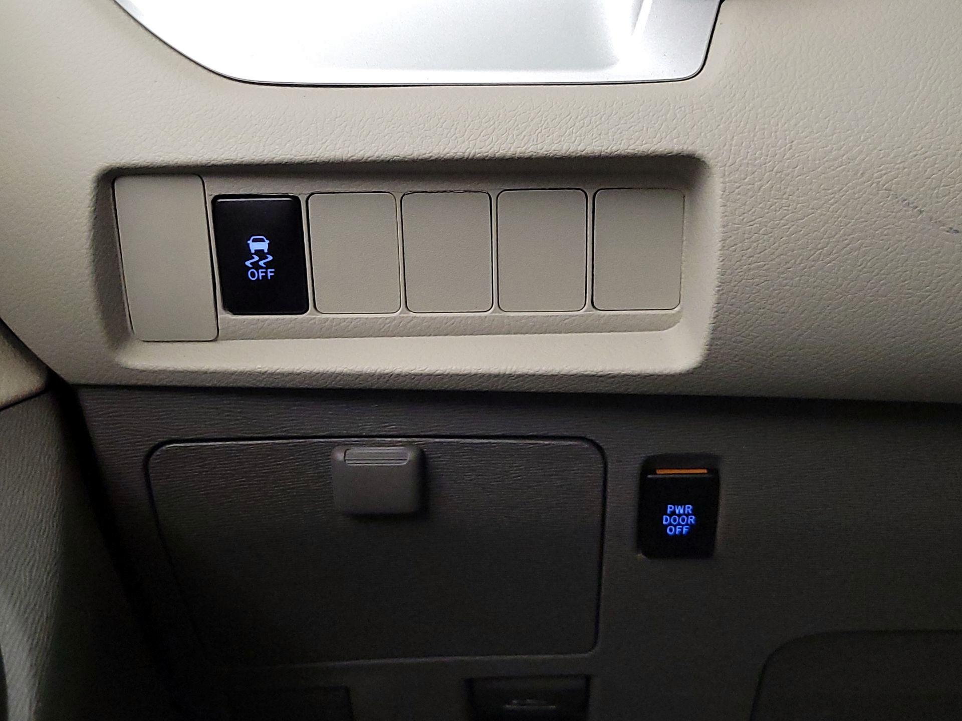 Thumbnail: 2016 Toyota Sienna - 13