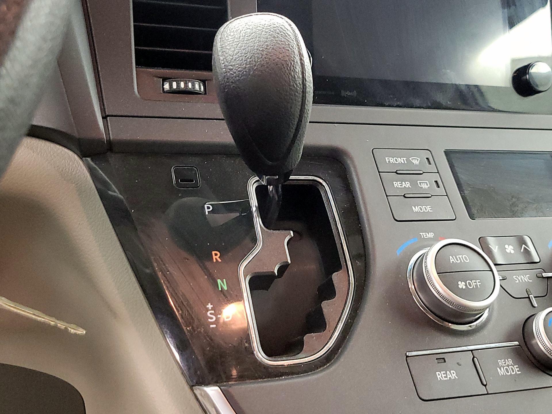 Thumbnail: 2016 Toyota Sienna - 17