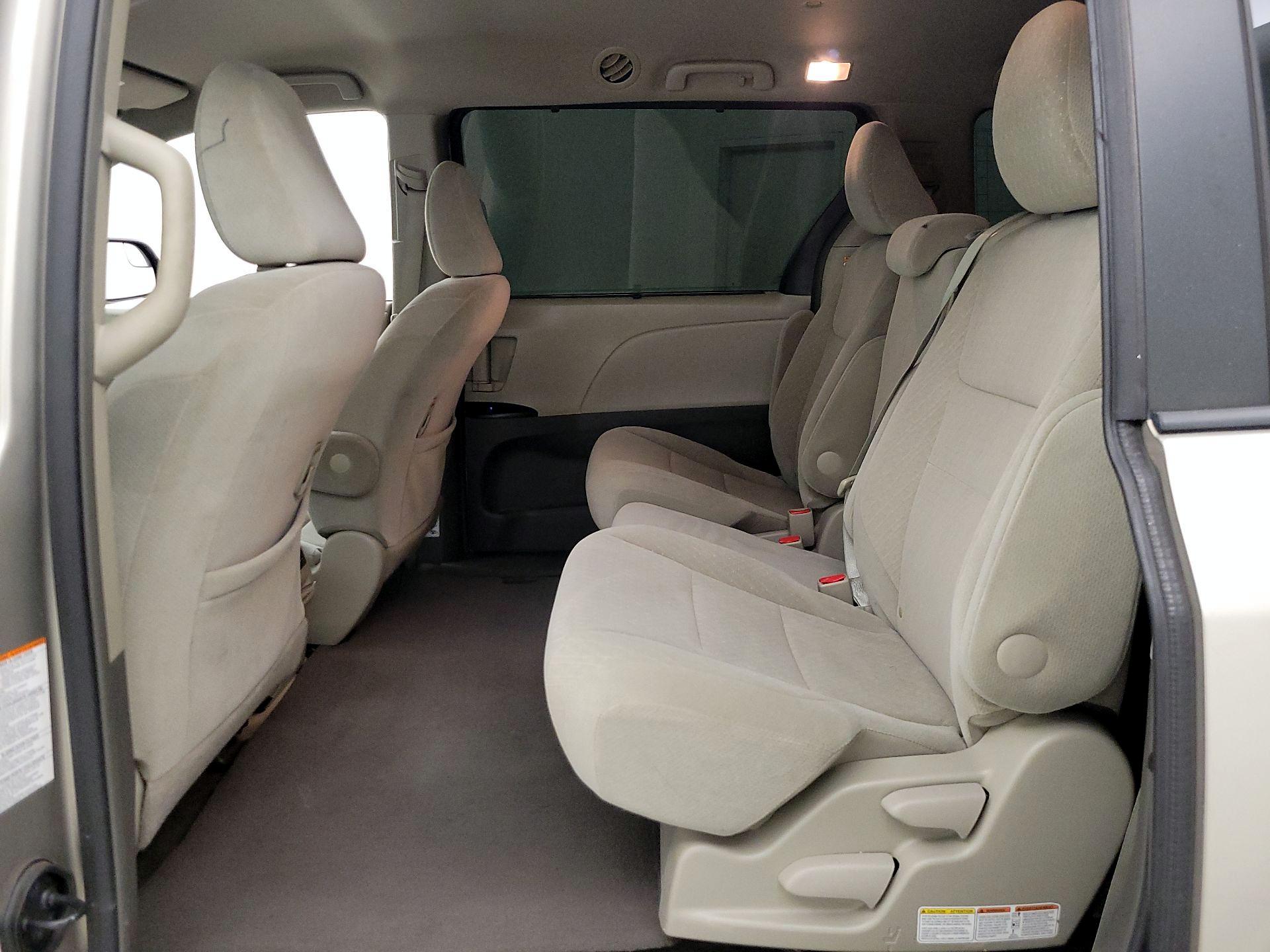 Thumbnail: 2016 Toyota Sienna - 19