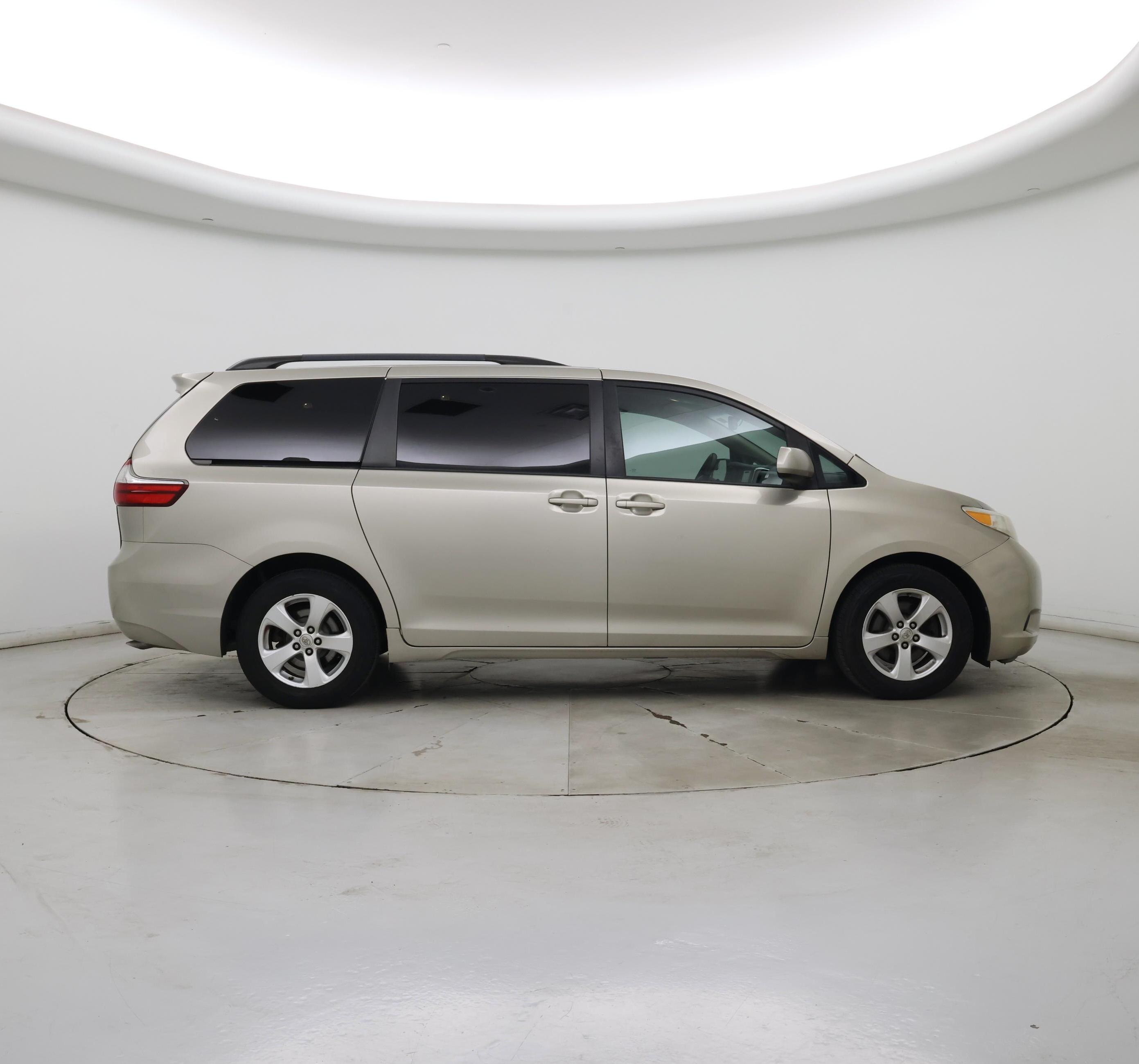 Thumbnail: 2016 Toyota Sienna - 7
