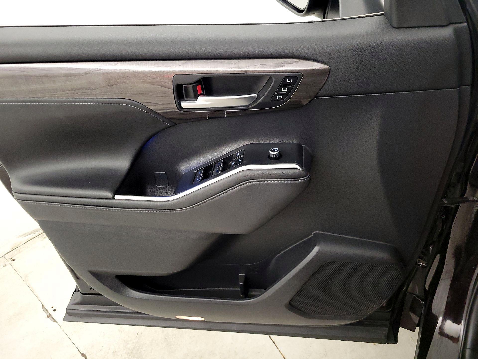 Thumbnail: 2020 Toyota Highlander - 12