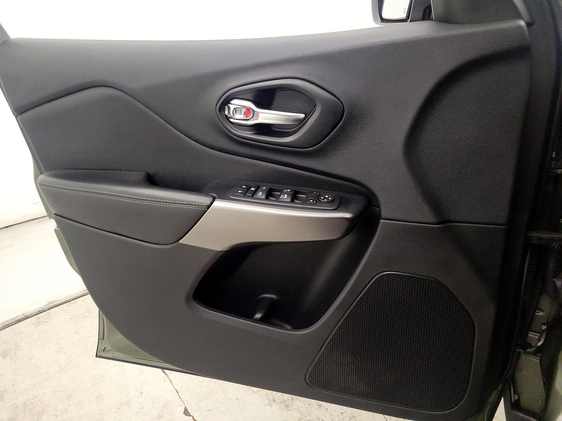 Thumbnail: 2021 Jeep Cherokee - 12