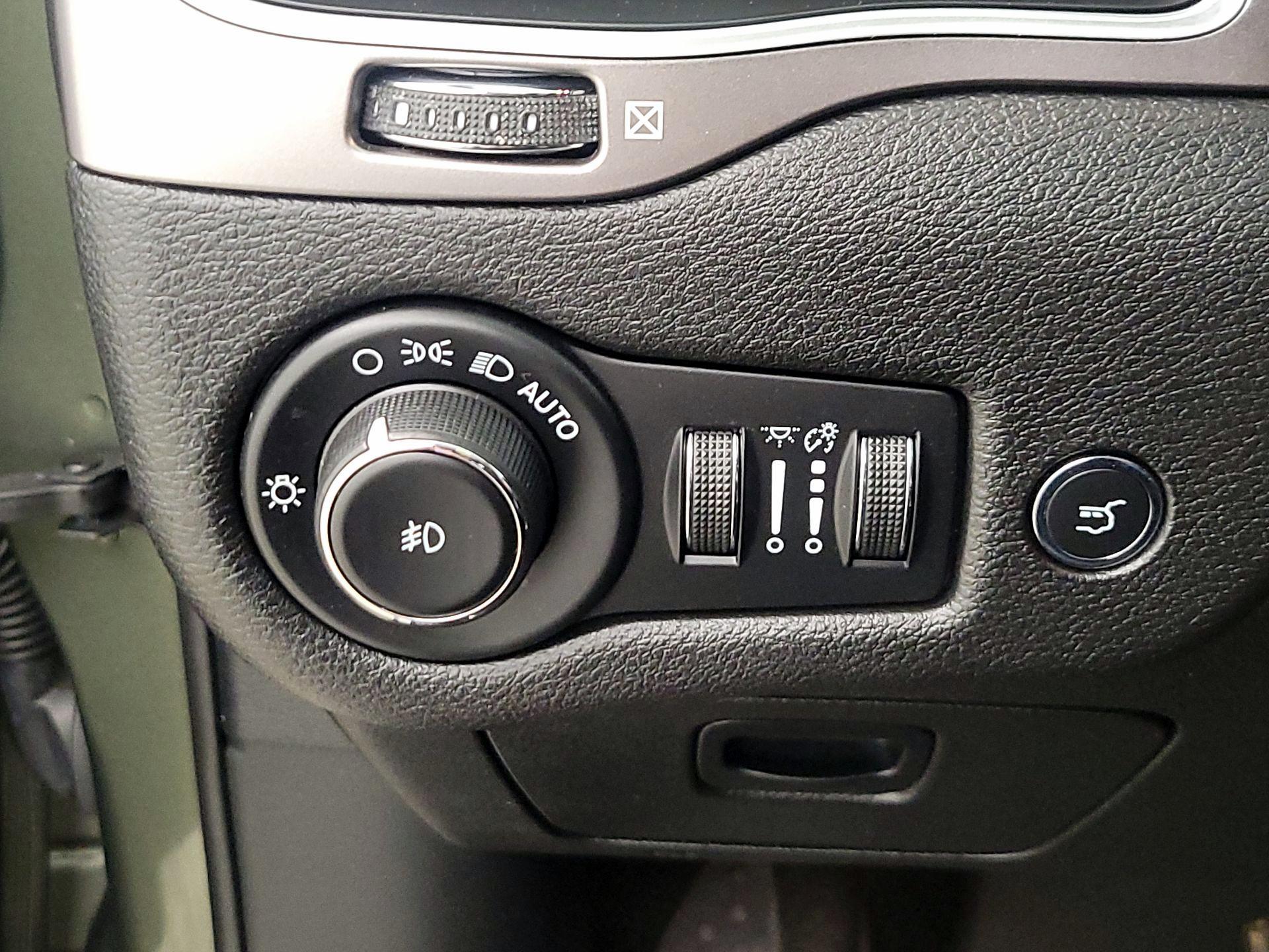 Thumbnail: 2021 Jeep Cherokee - 13