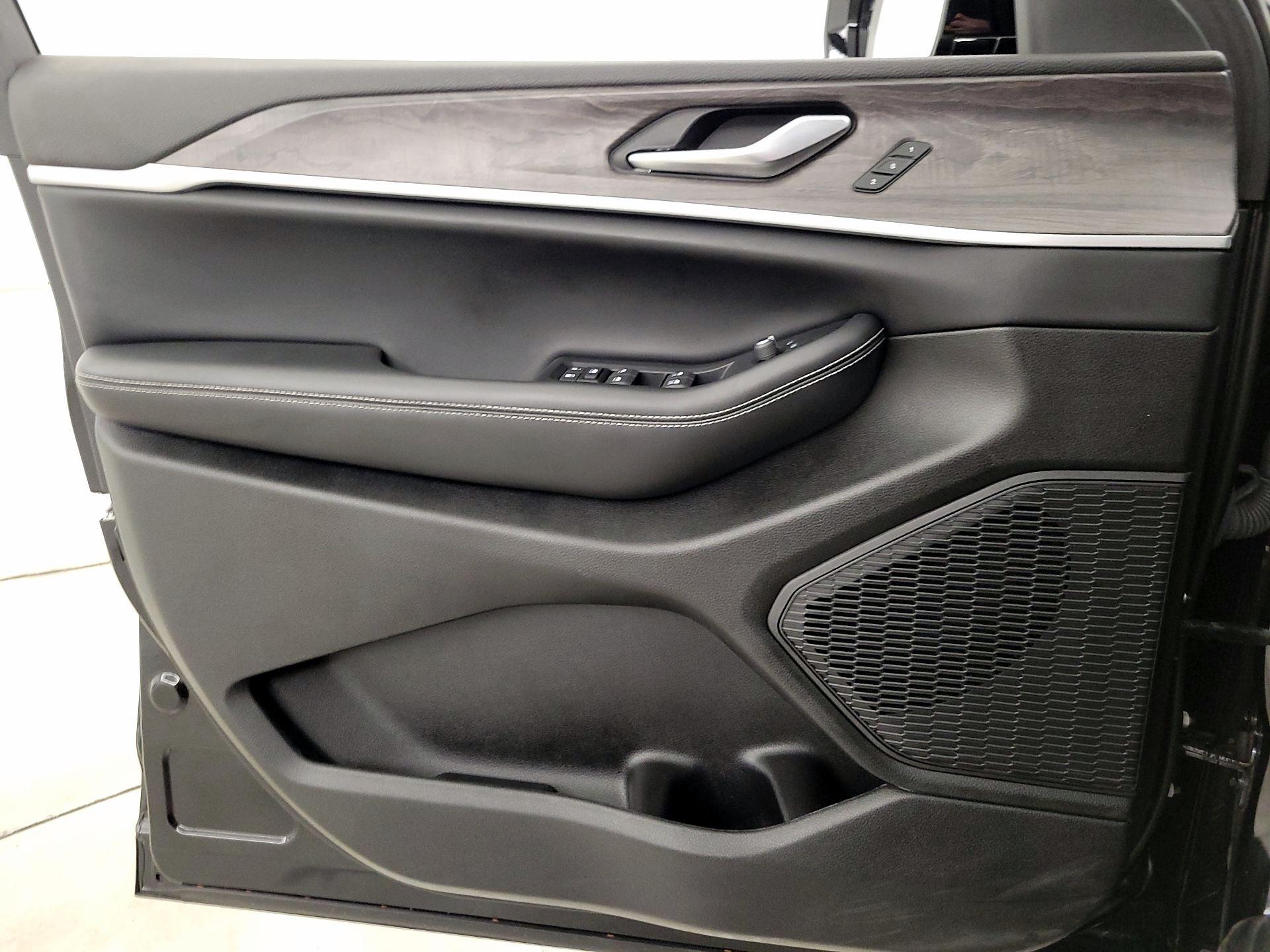 Thumbnail: 2023 Jeep Grand Cherokee - 12