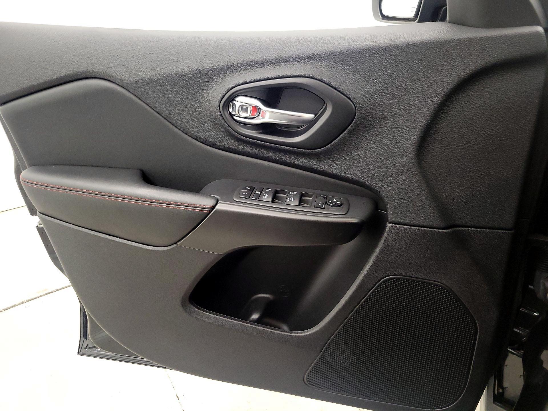 Thumbnail: 2022 Jeep Cherokee - 12