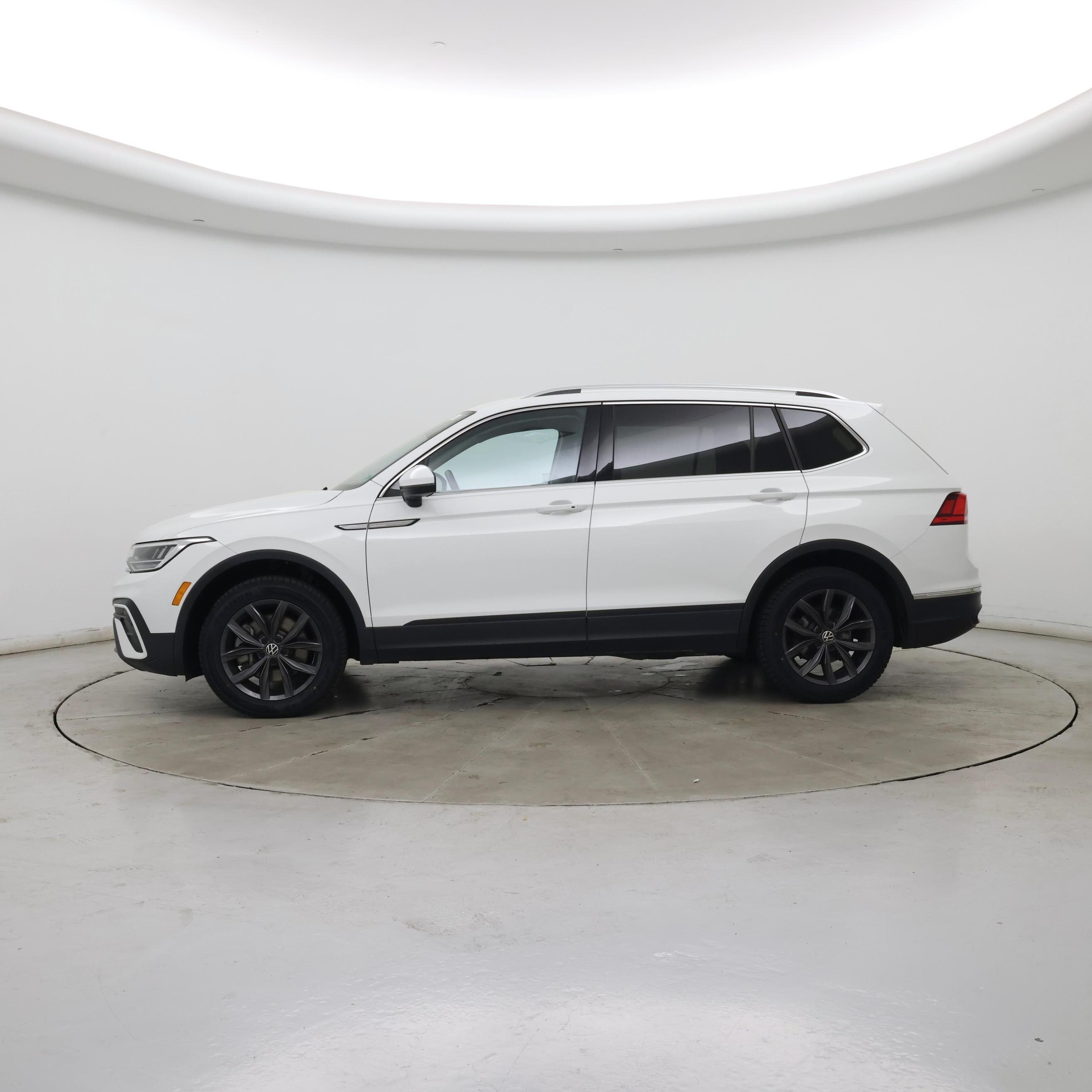 Thumbnail: 2024 Volkswagen Tiguan - 3