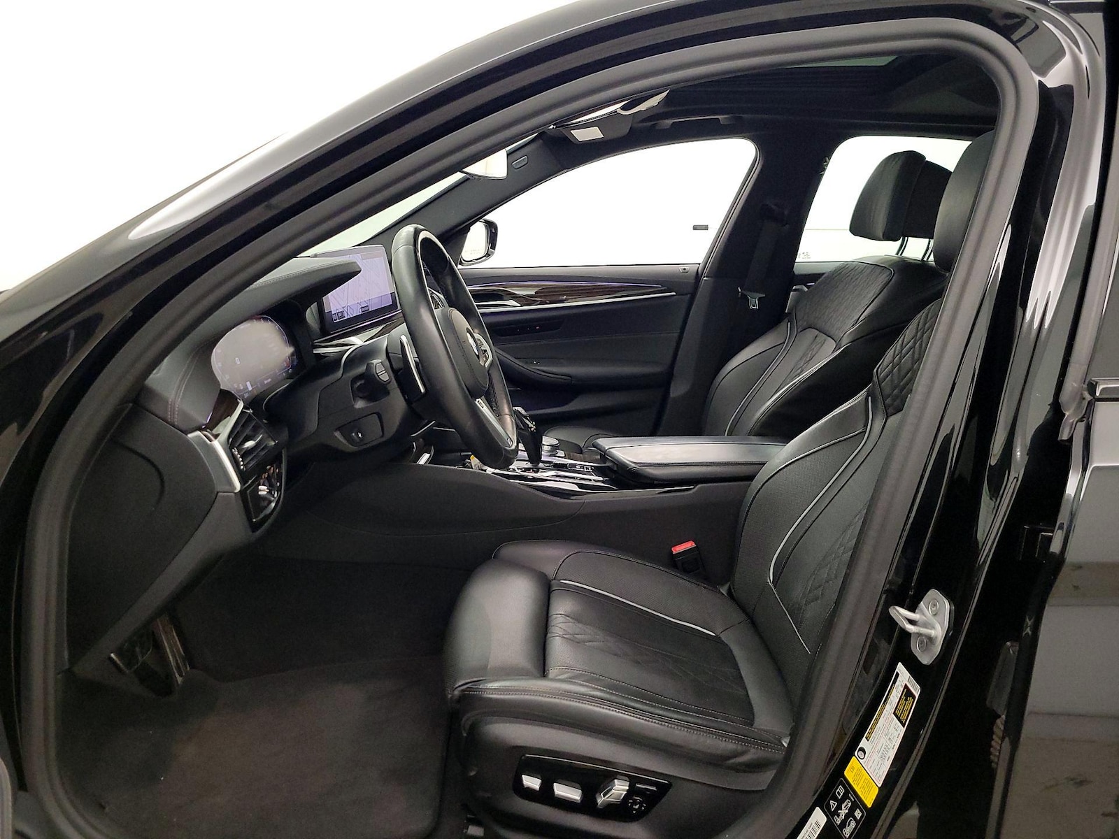 2021 BMW 5 Series M550i - Photo 12