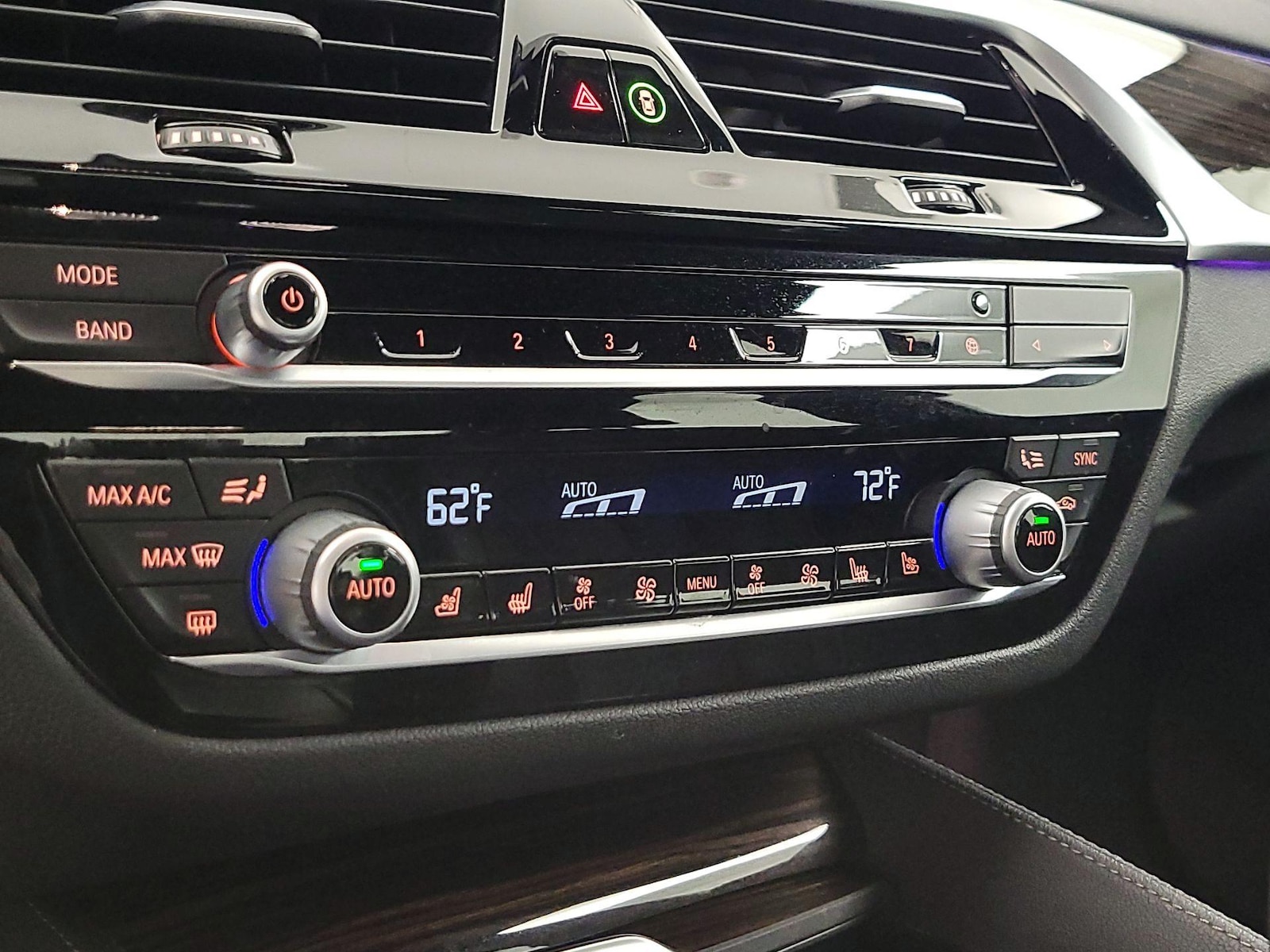 2021 BMW 5 Series M550i - Photo 18