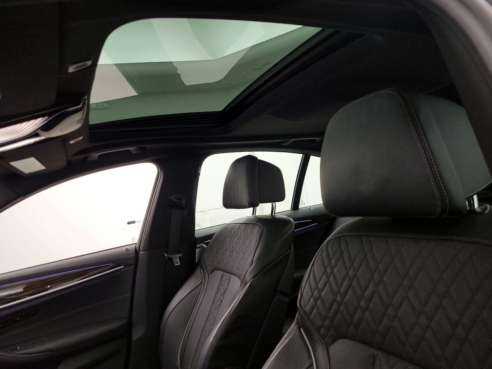 2021 BMW 5 Series M550i - Photo 21