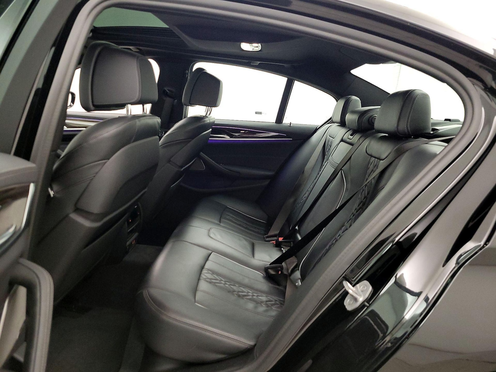 2021 BMW 5 Series M550i - Photo 22