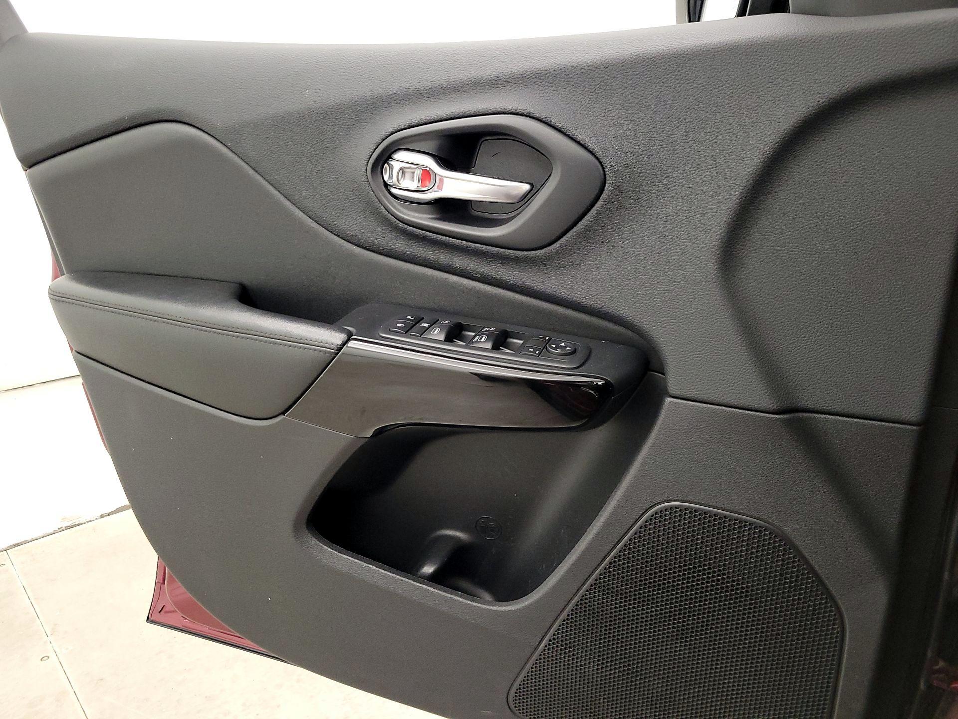 Thumbnail: 2019 Jeep Cherokee - 12