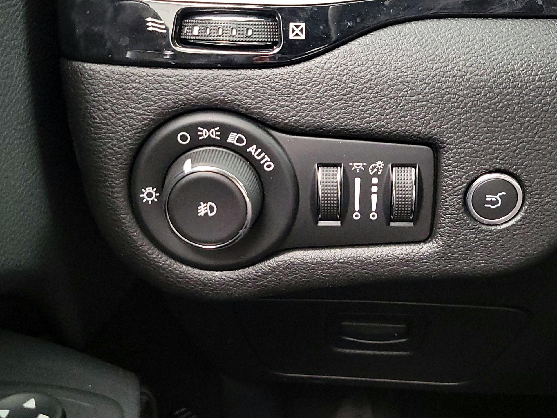 Thumbnail: 2019 Jeep Cherokee - 13