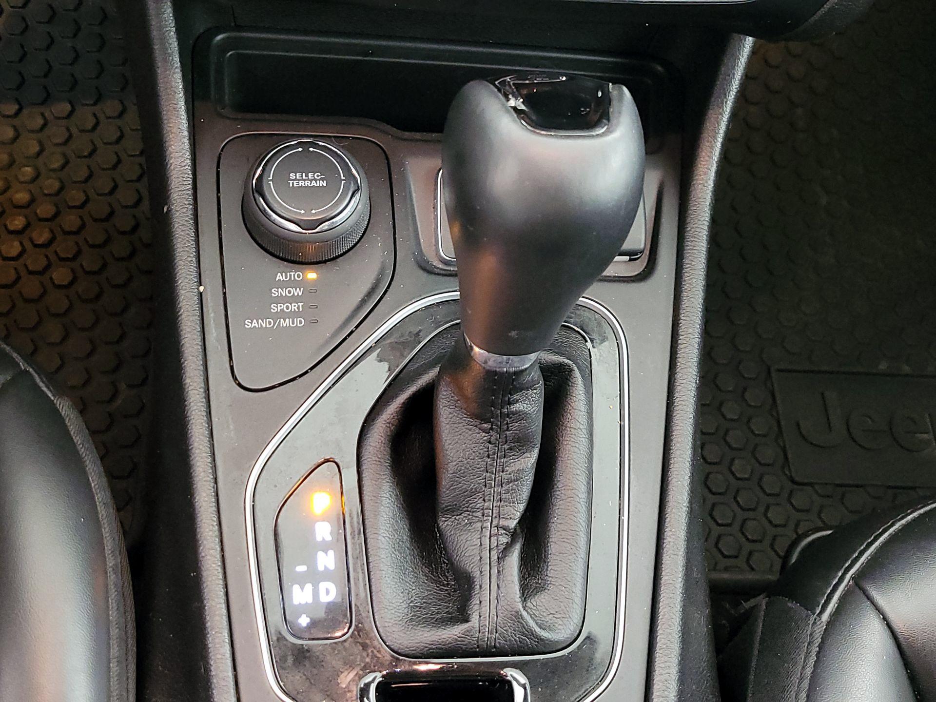 Thumbnail: 2019 Jeep Cherokee - 17