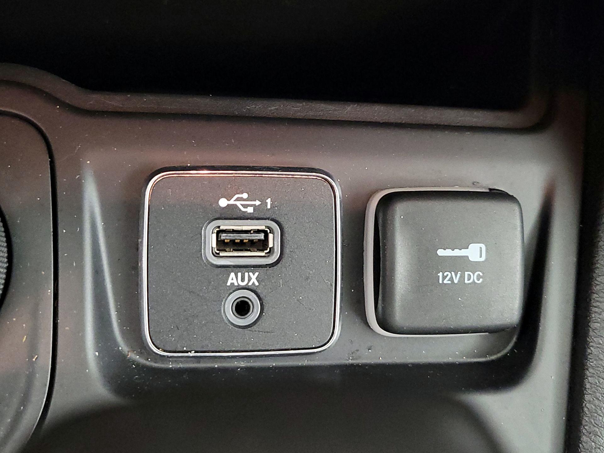 Thumbnail: 2019 Jeep Cherokee - 18