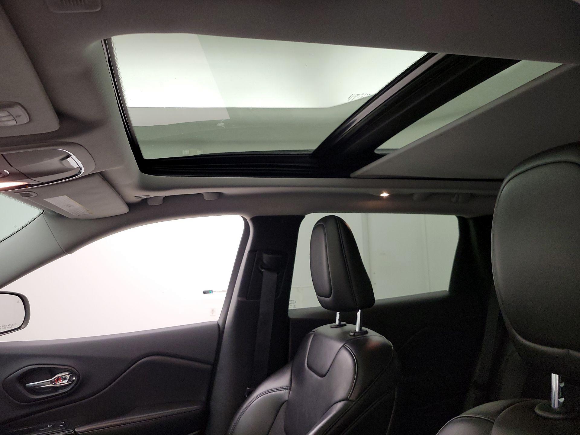 Thumbnail: 2019 Jeep Cherokee - 19