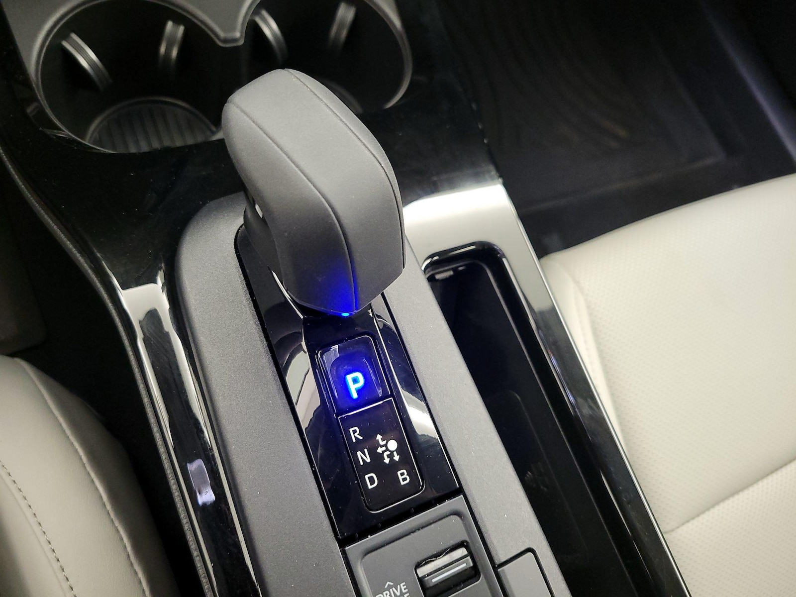 2024 Toyota Prius Limited - Photo 18