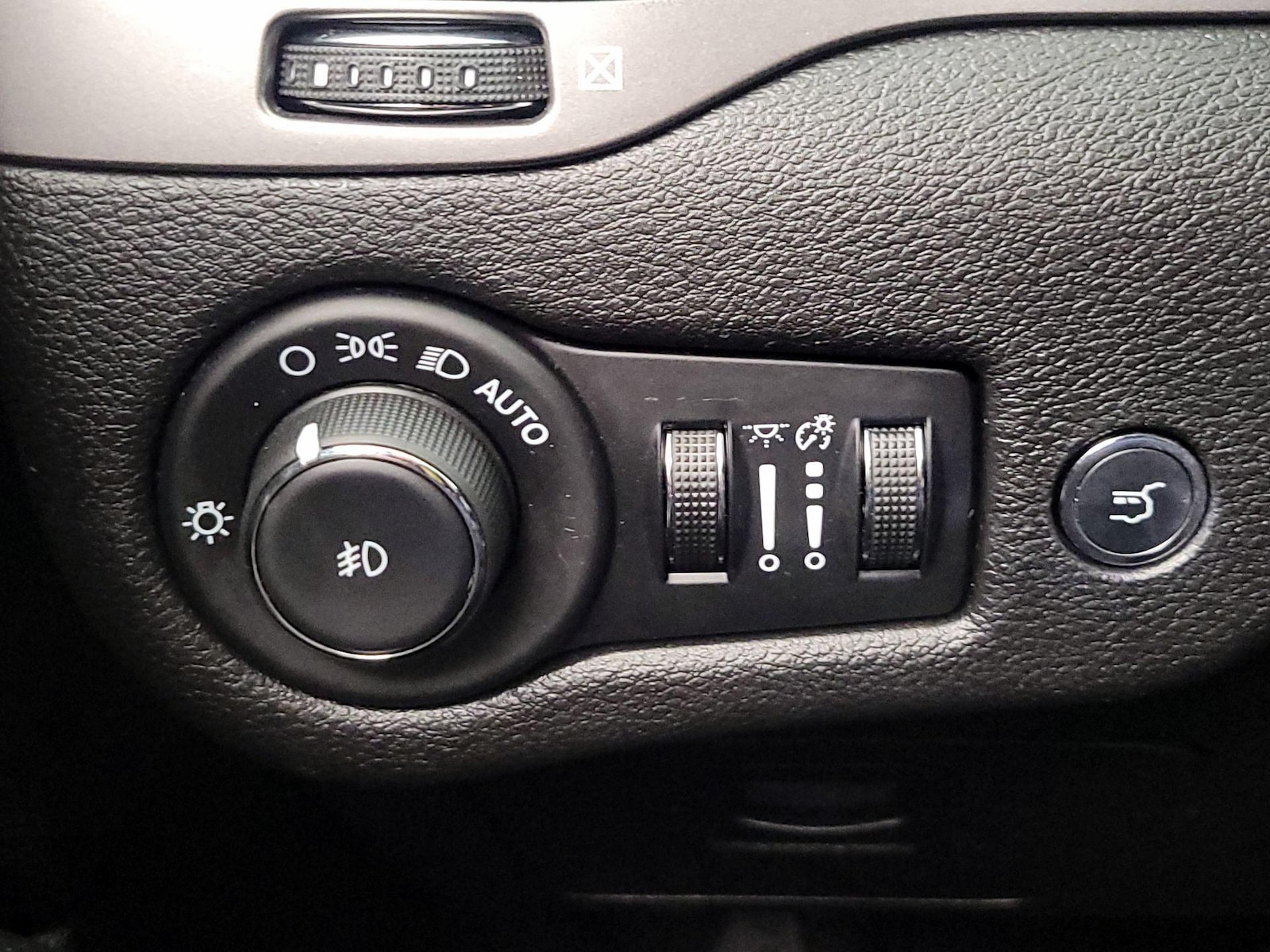 2021 Jeep Cherokee Latitude Lux - Photo 14
