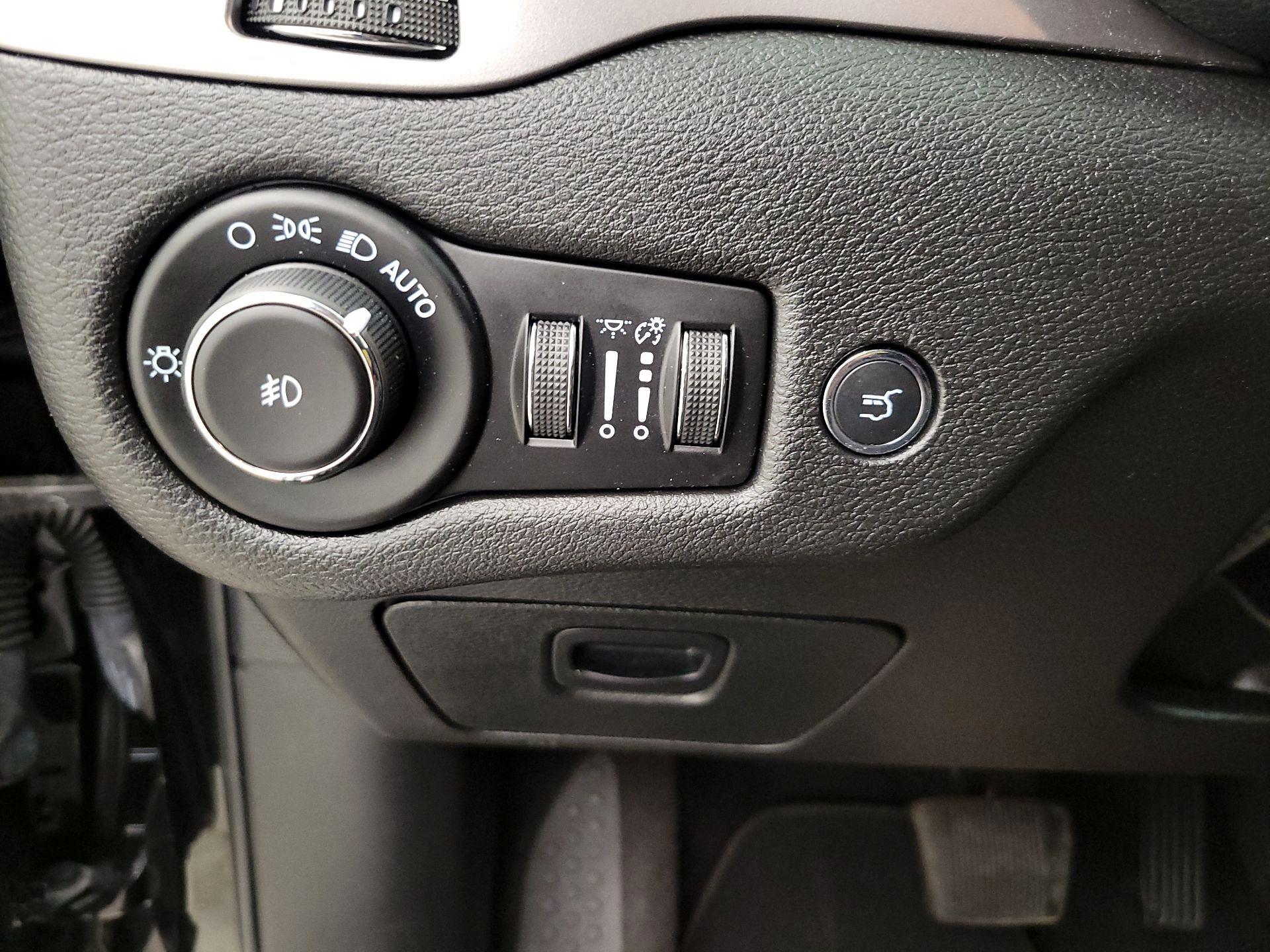 Thumbnail: 2021 Jeep Cherokee - 13