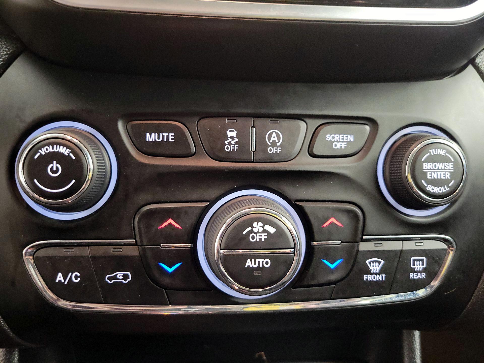 Thumbnail: 2021 Jeep Cherokee - 16