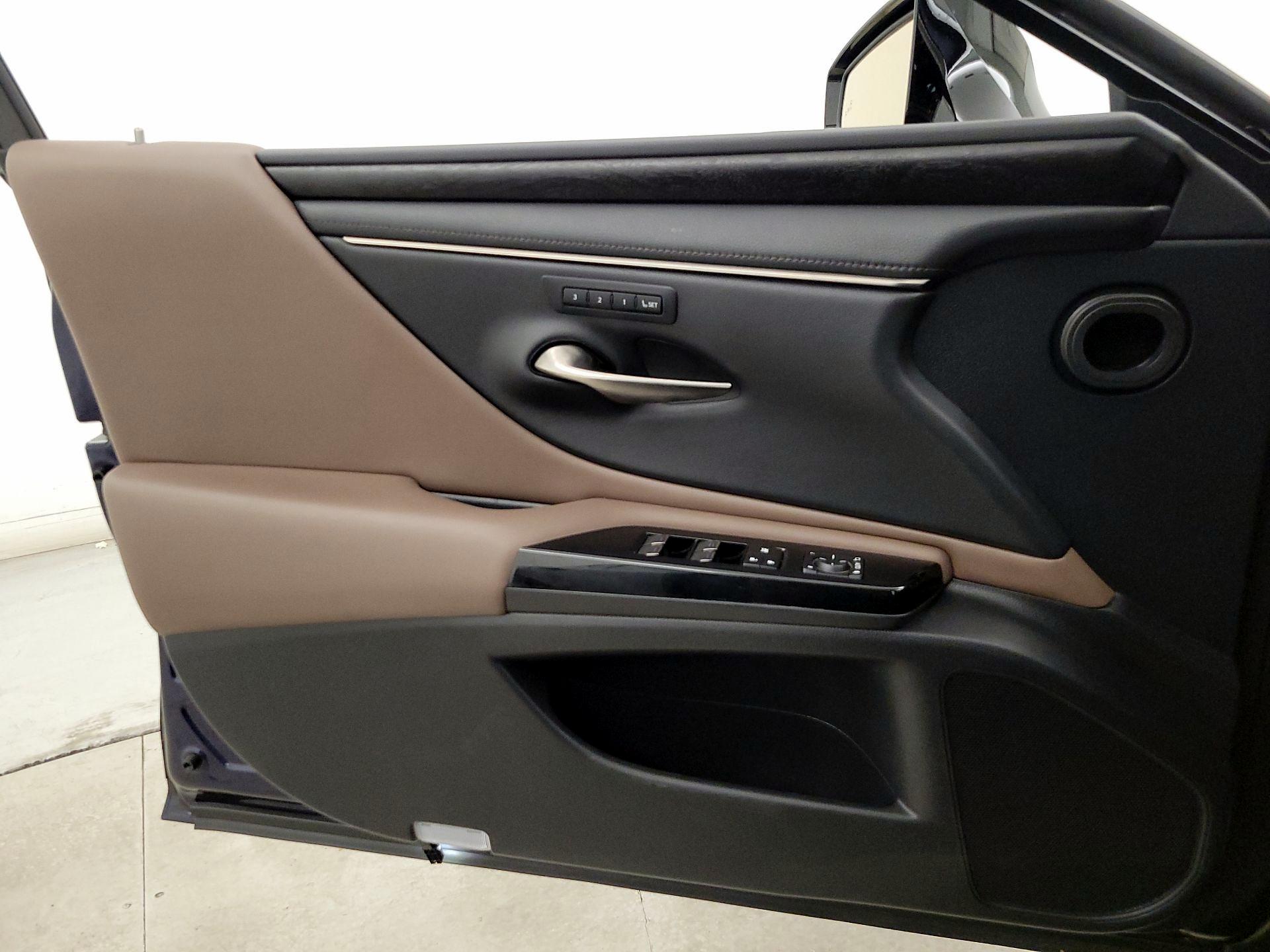 Thumbnail: 2022 Lexus ES - 12