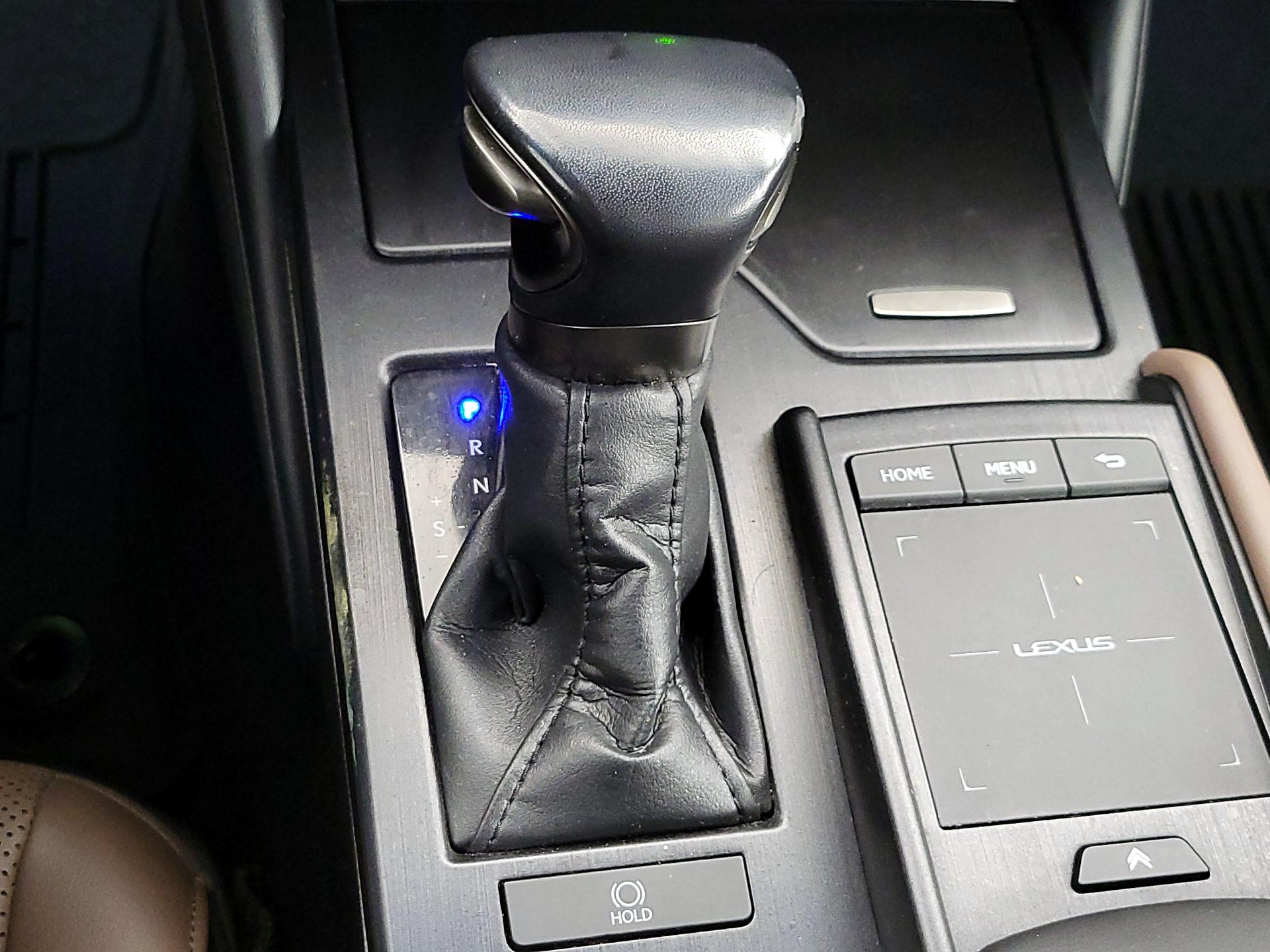 Thumbnail: 2022 Lexus ES - 16
