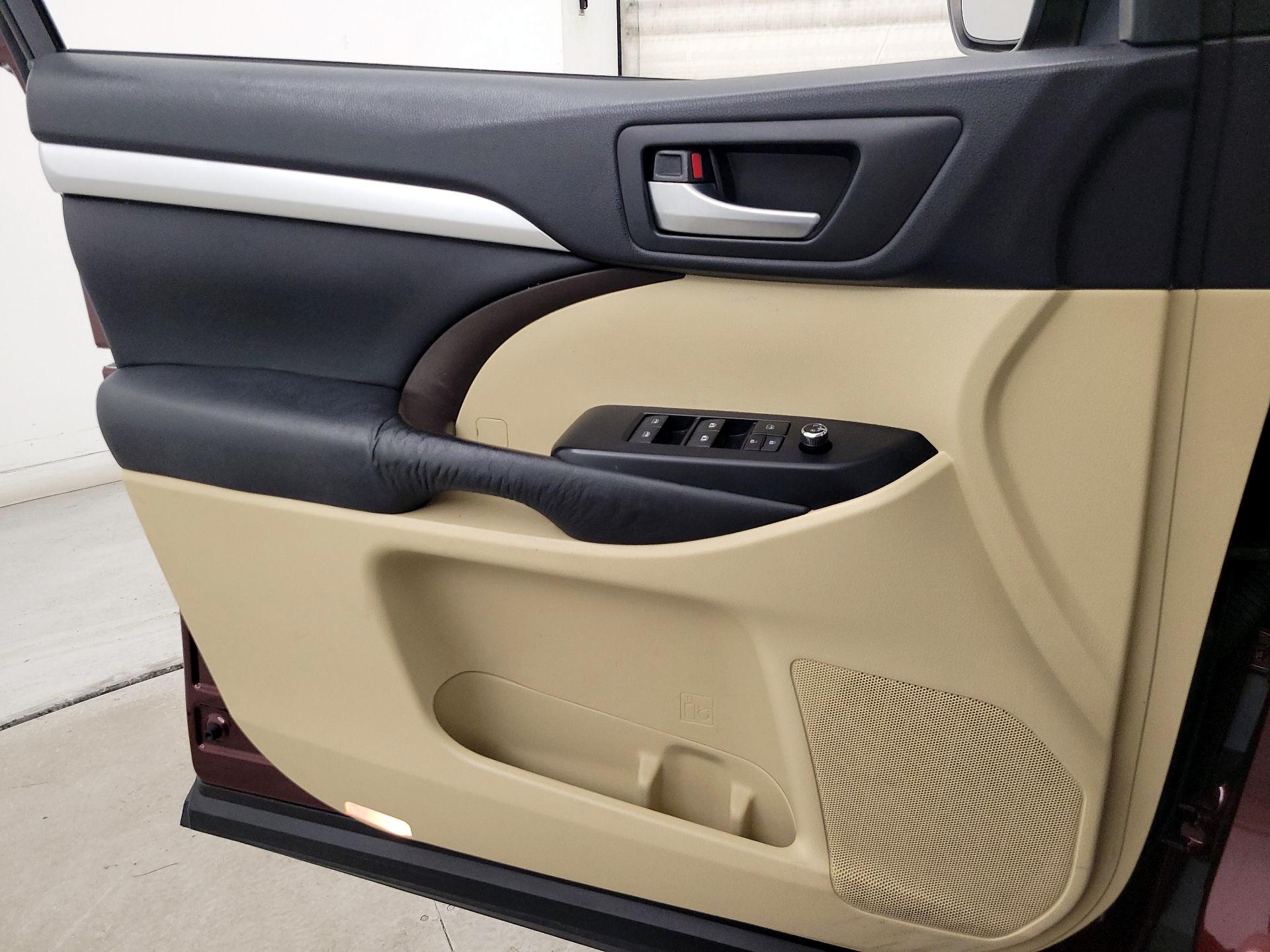 Thumbnail: 2015 Toyota Highlander - 12