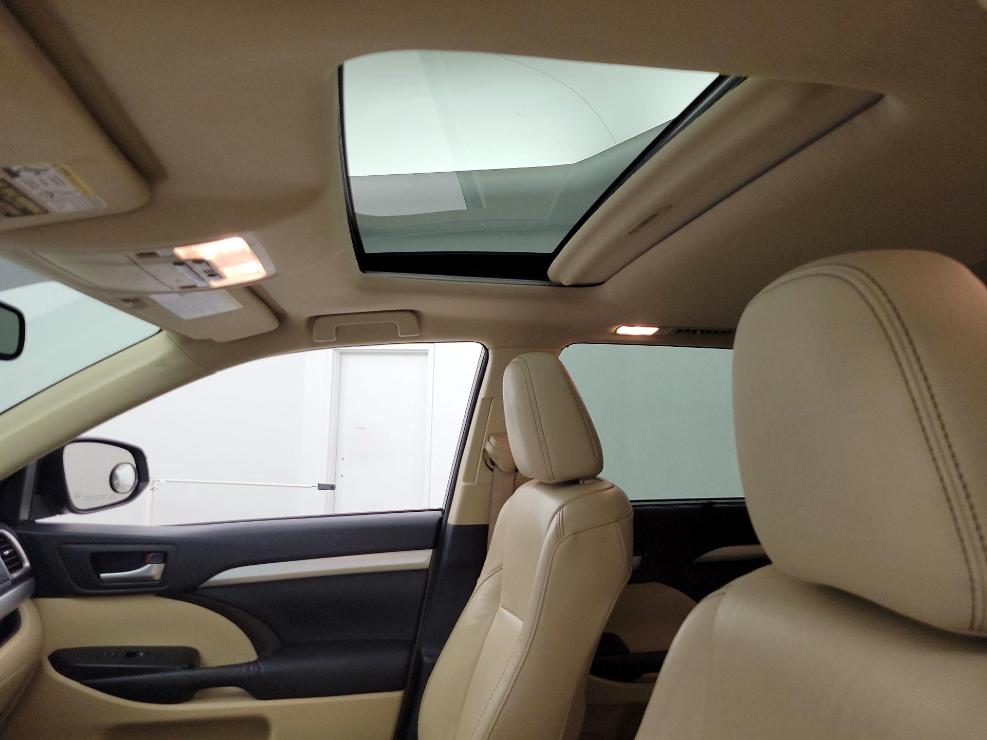 Thumbnail: 2015 Toyota Highlander - 20