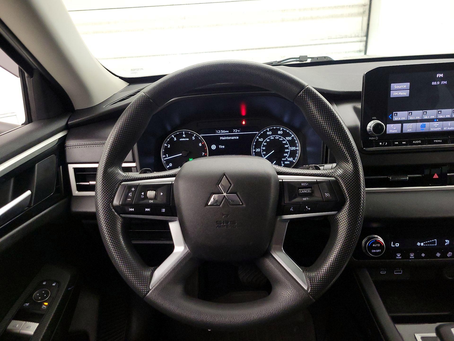 Thumbnail: 2023 Mitsubishi Outlander - 10