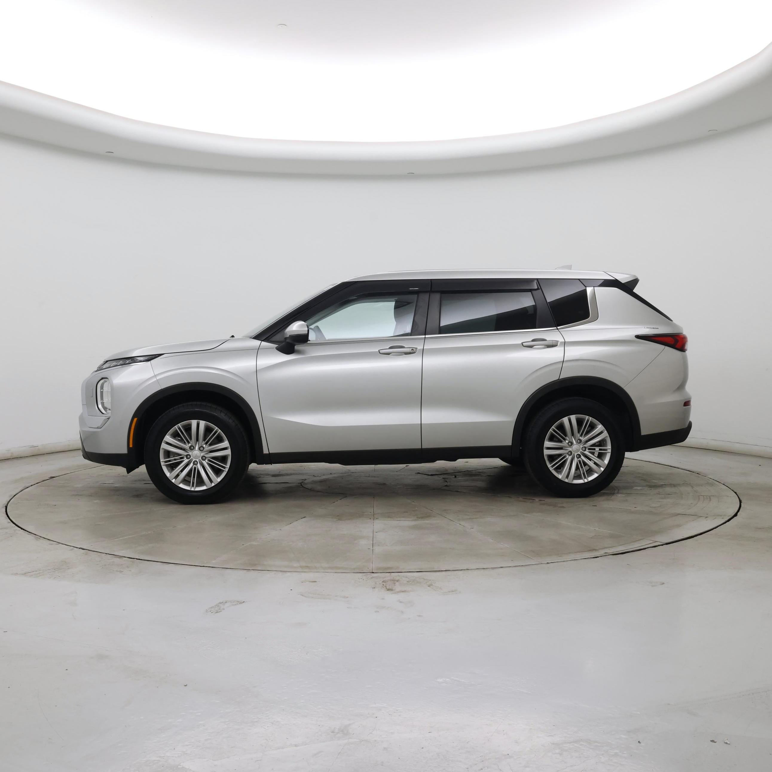 Thumbnail: 2023 Mitsubishi Outlander - 3