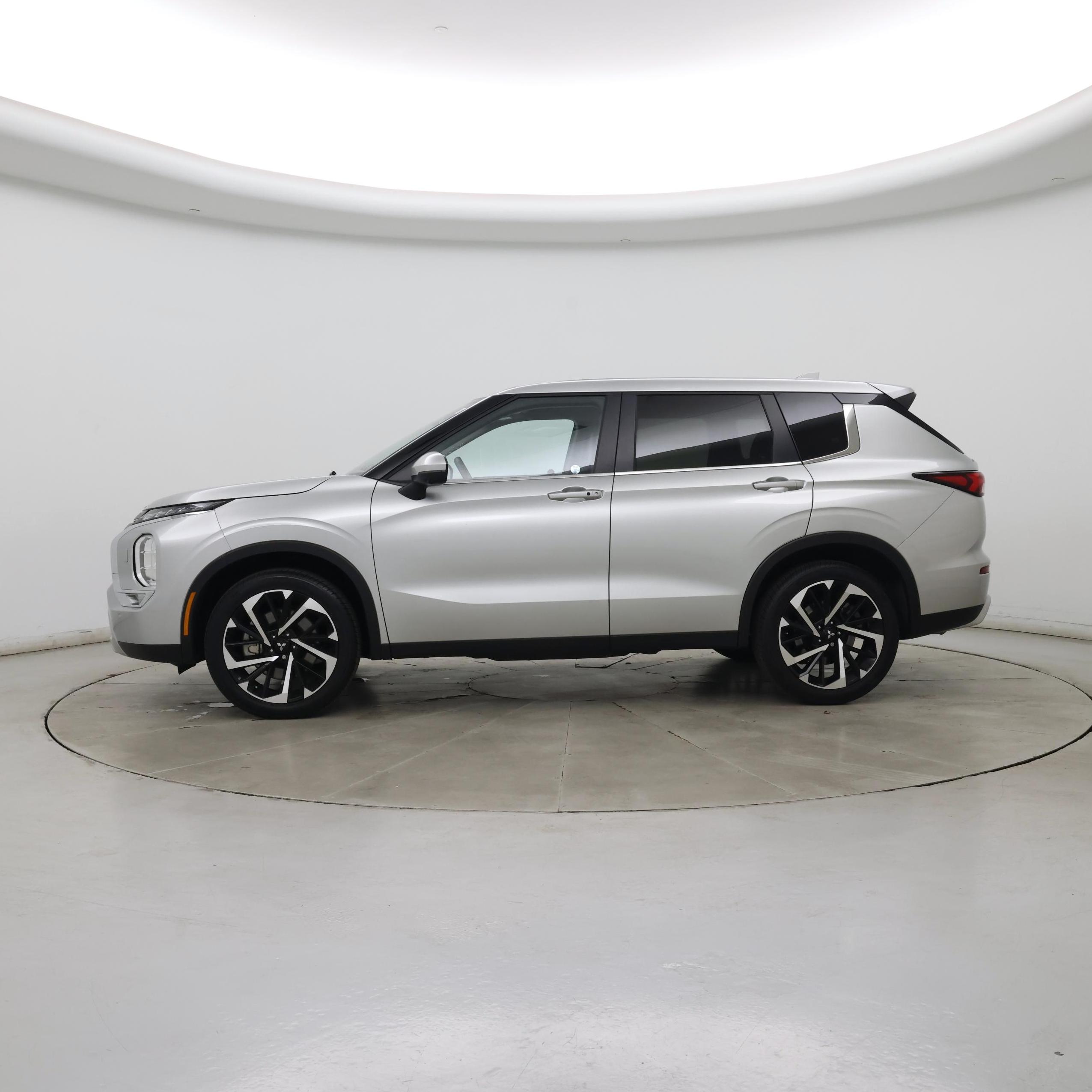 Thumbnail: 2024 Mitsubishi Outlander - 3