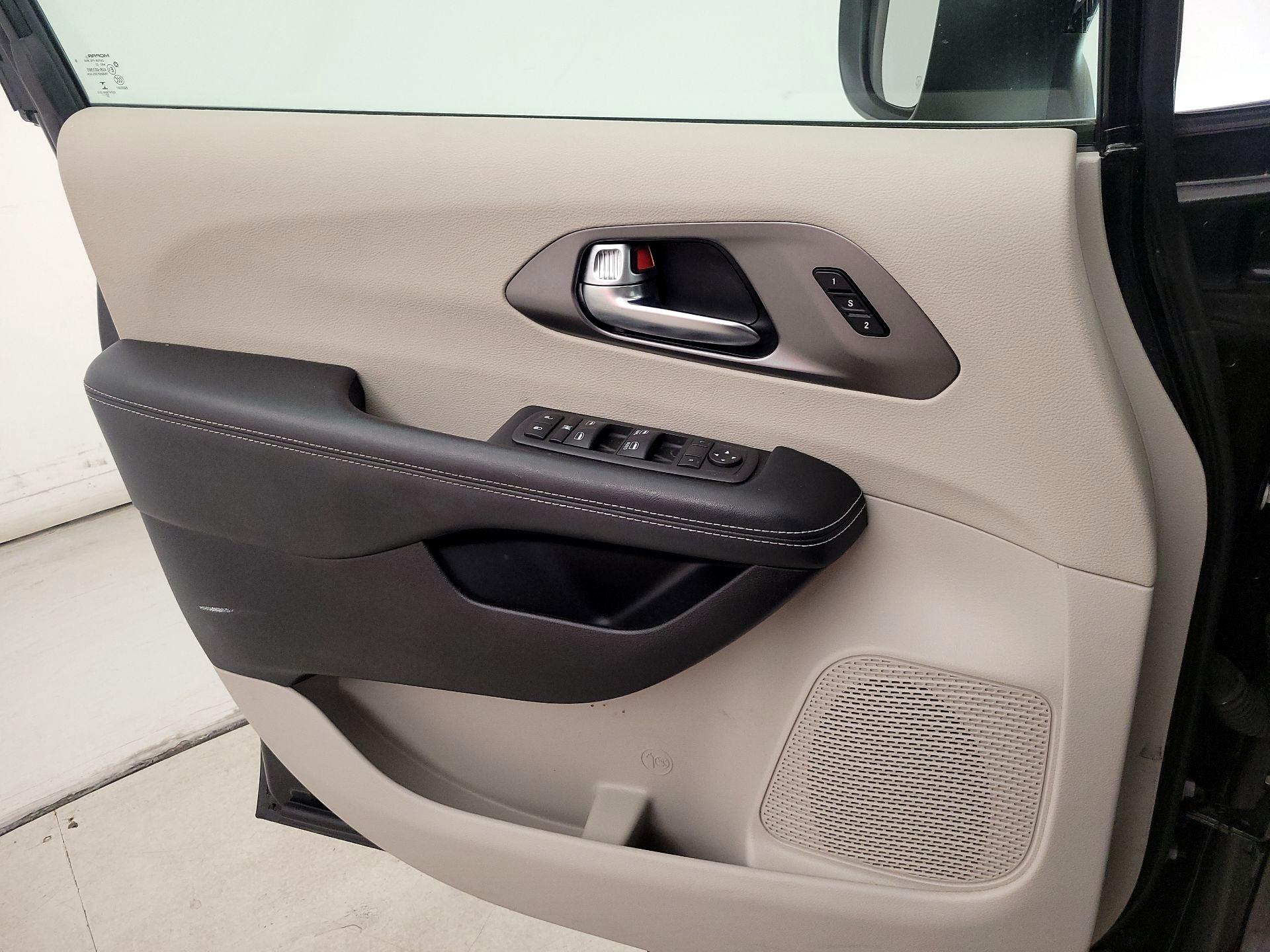 Thumbnail: 2023 Chrysler Pacifica - 12